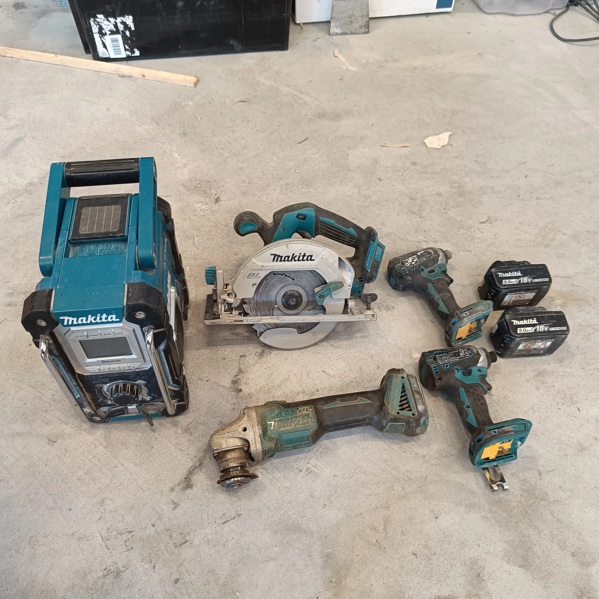 Makita högtalare, cirkelsåg, 2st slagskruvdragare, vinkelslip