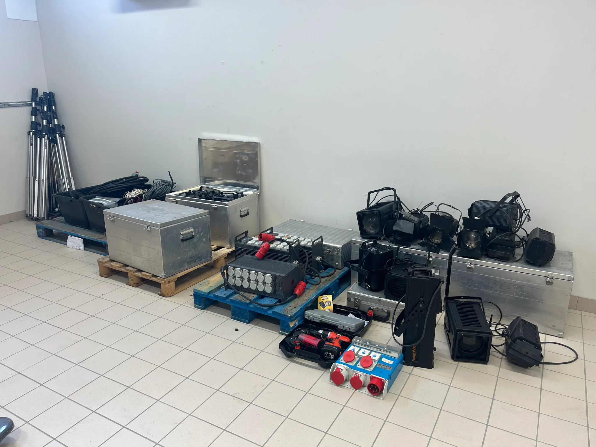 Komplett ljusanläggning på auktion i Lomma hos Auctiona