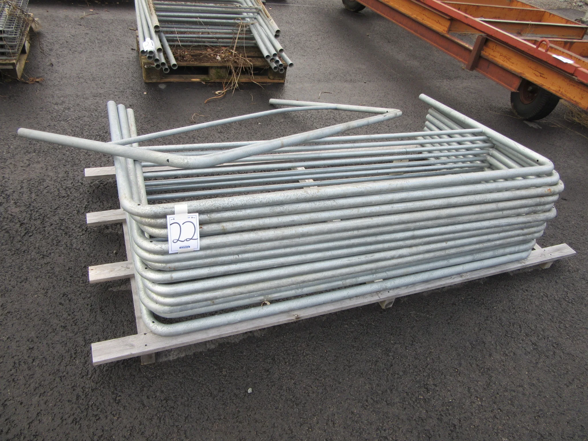 Ca 13 st galvade metallräcken