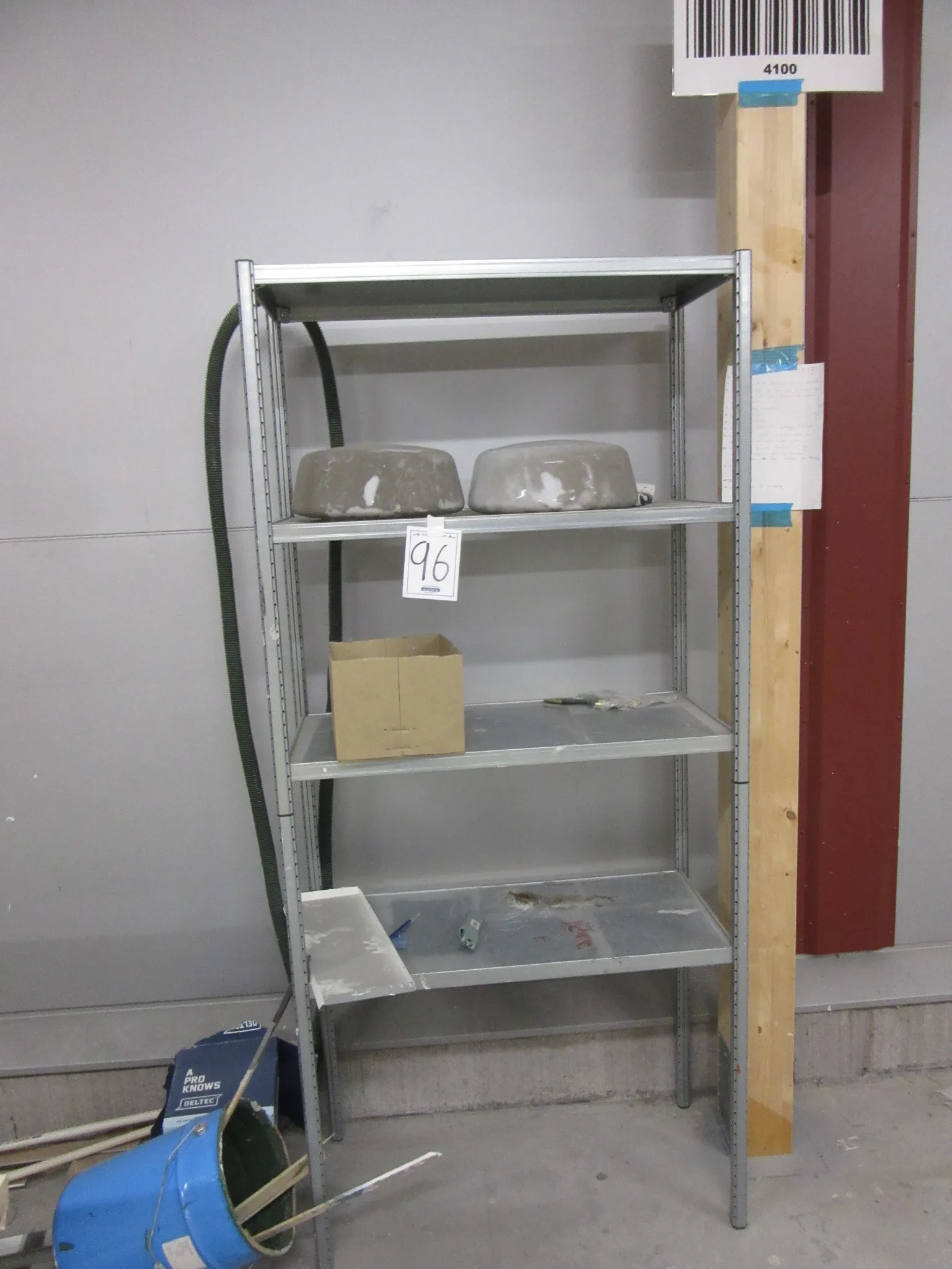 Lagerhylla och materialbockar