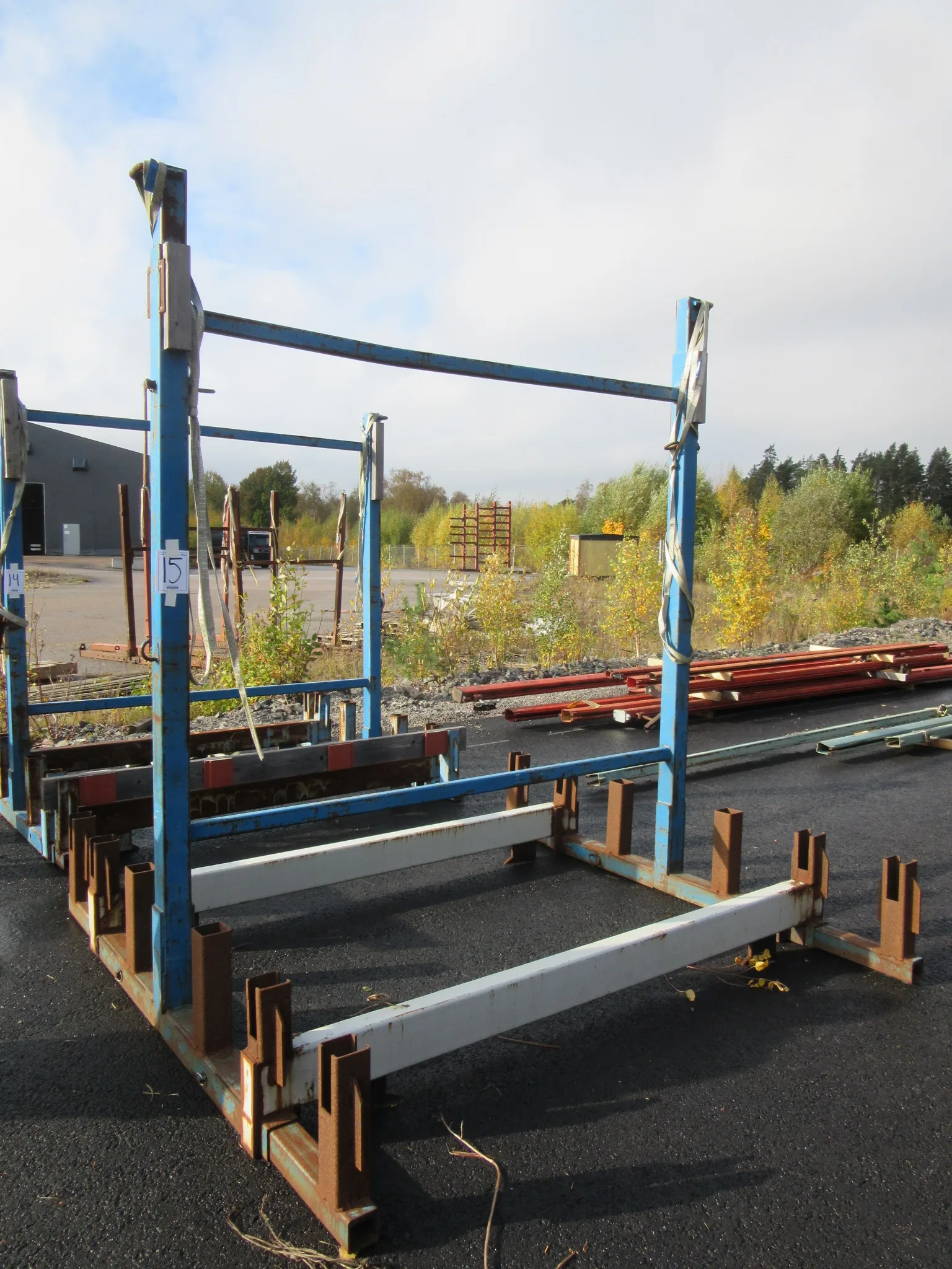 Dubbelsidigt materialställ