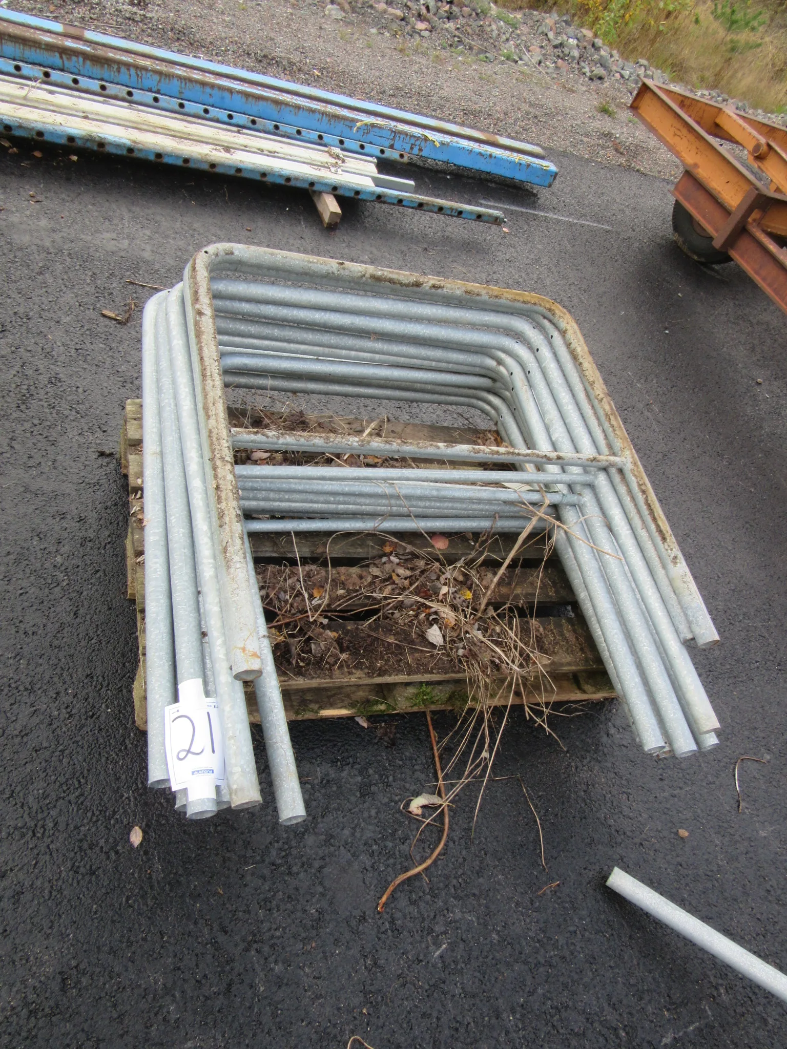 Ca 10 st galvade metallräcken