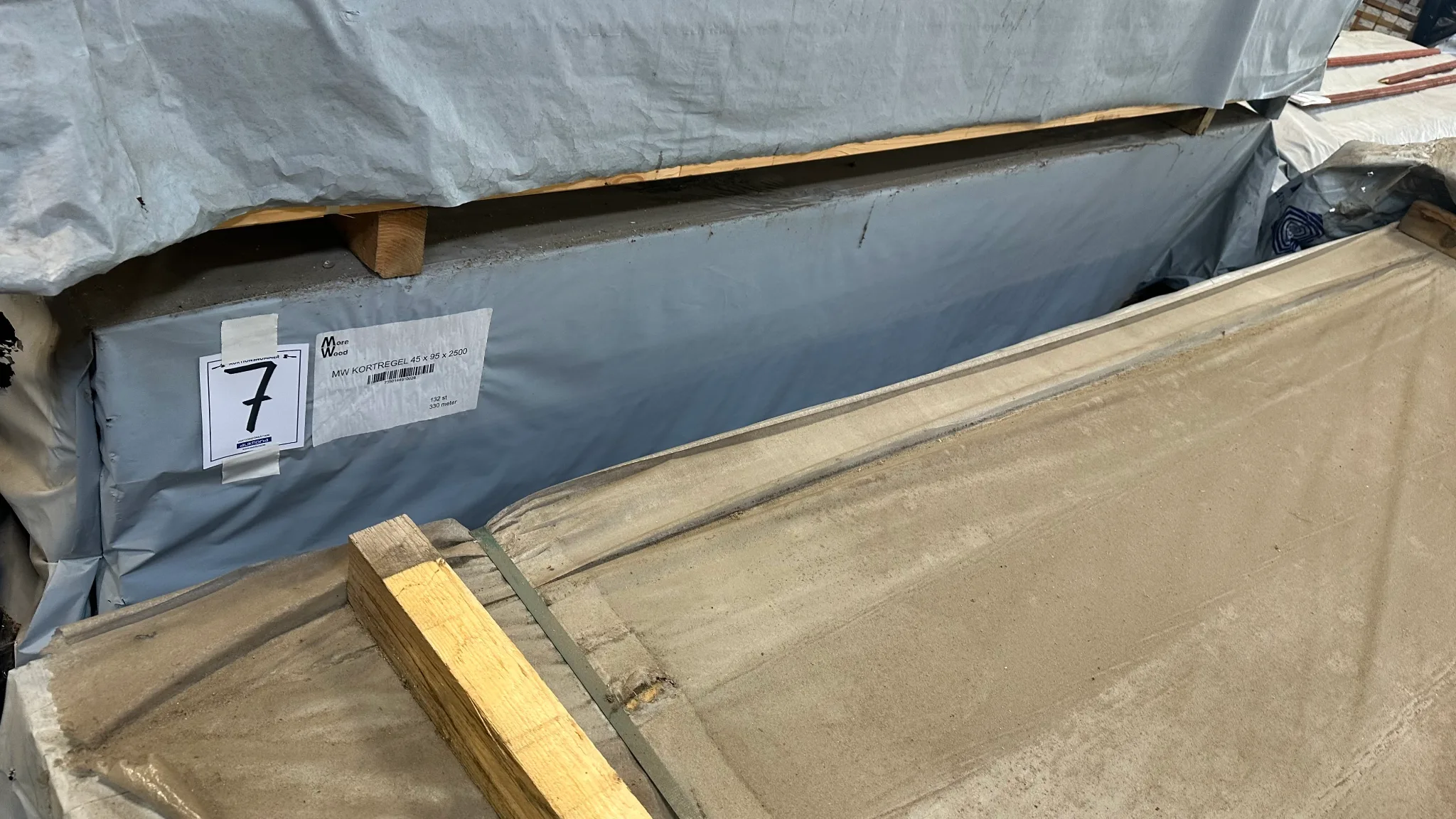 1 st paket reglar 45x95x2500 på auktion i Vetlanda hos Auctiona