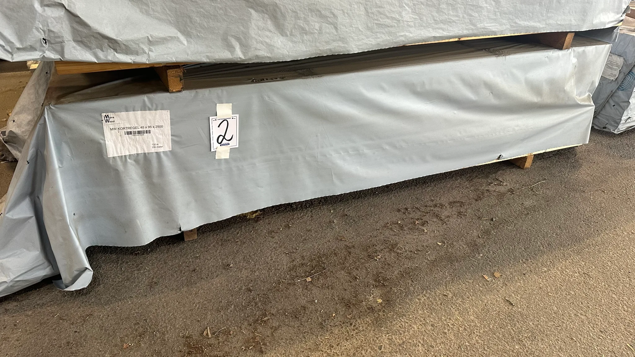 1 st paket reglar 45x95x2500 på auktion i Vetlanda hos Auctiona