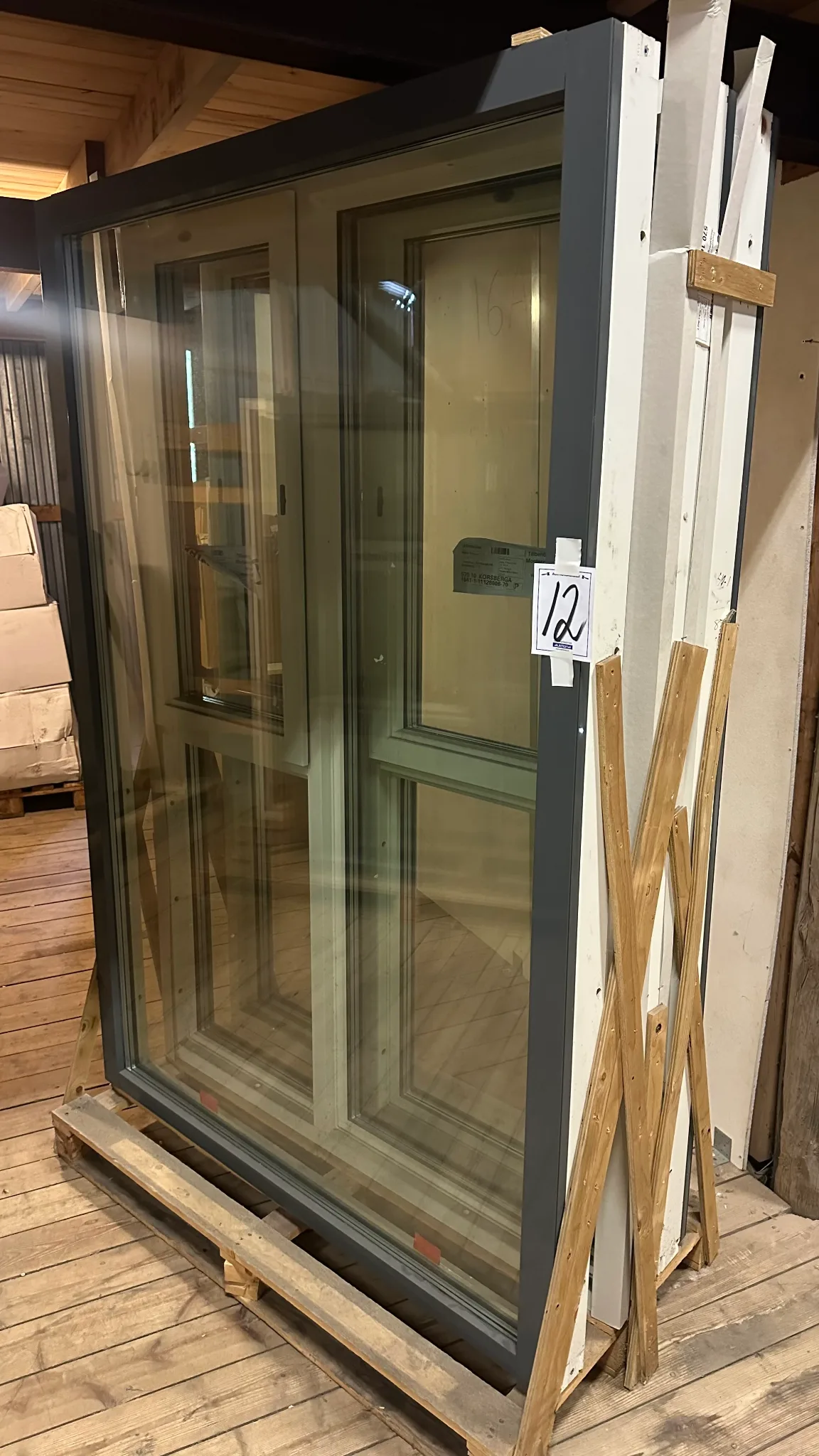 Elitfönster pall nr 1 på auktion i Vetlanda hos Auctiona