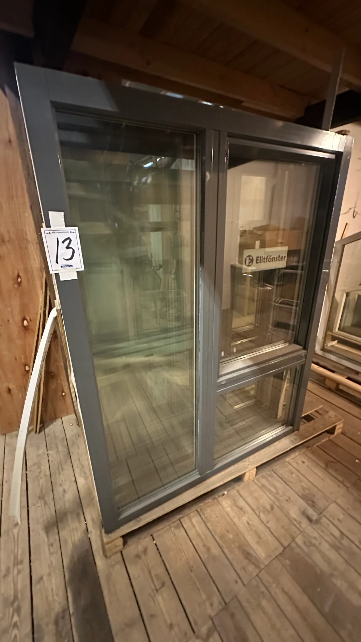 Elitfönster pall nr 2 på auktion i Vetlanda hos Auctiona
