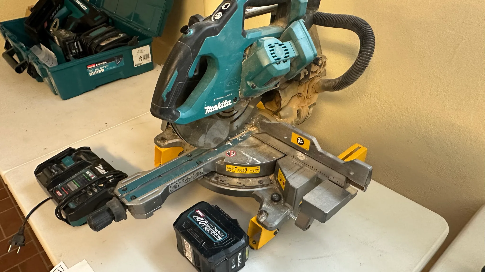 Batteridriven kap- & gersåg Makita