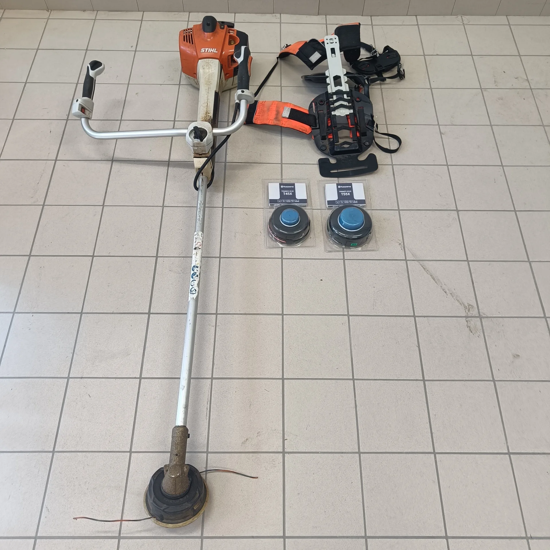 Röjsåg Stihl FS460C med sele på auktion i Lomma hos Auctiona