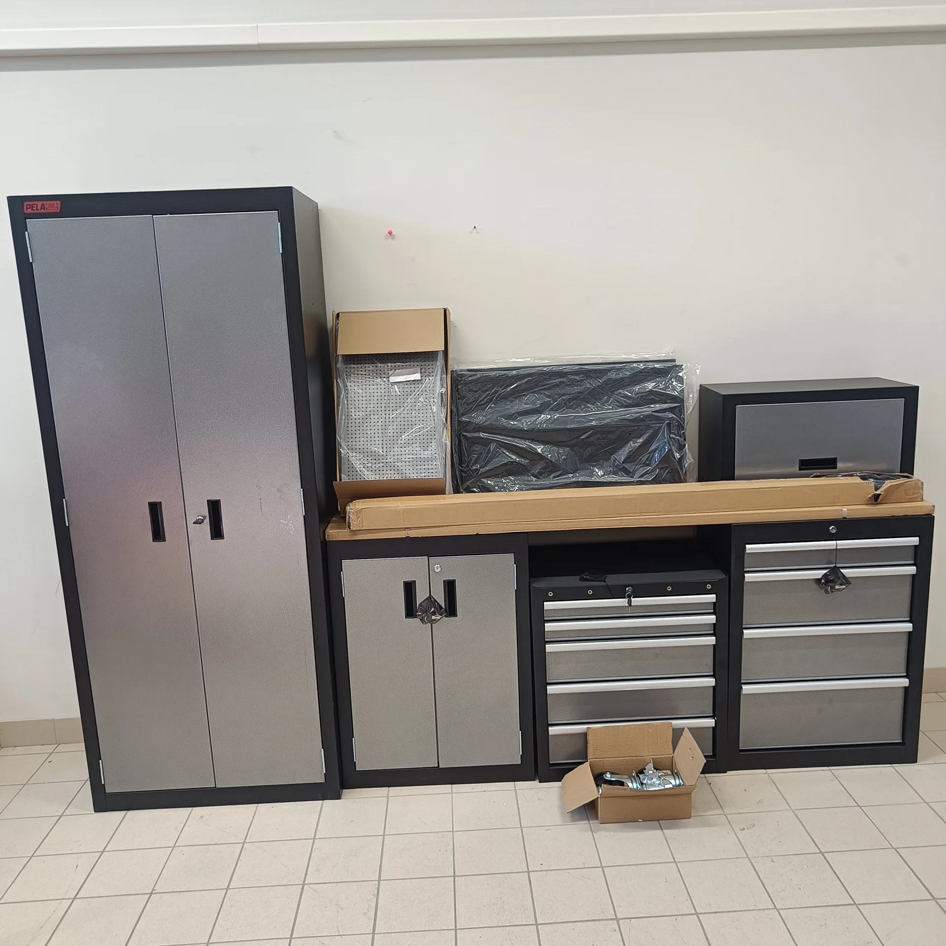Garageinrede Pela Tools, nytt på auktion i Lomma hos Auctiona