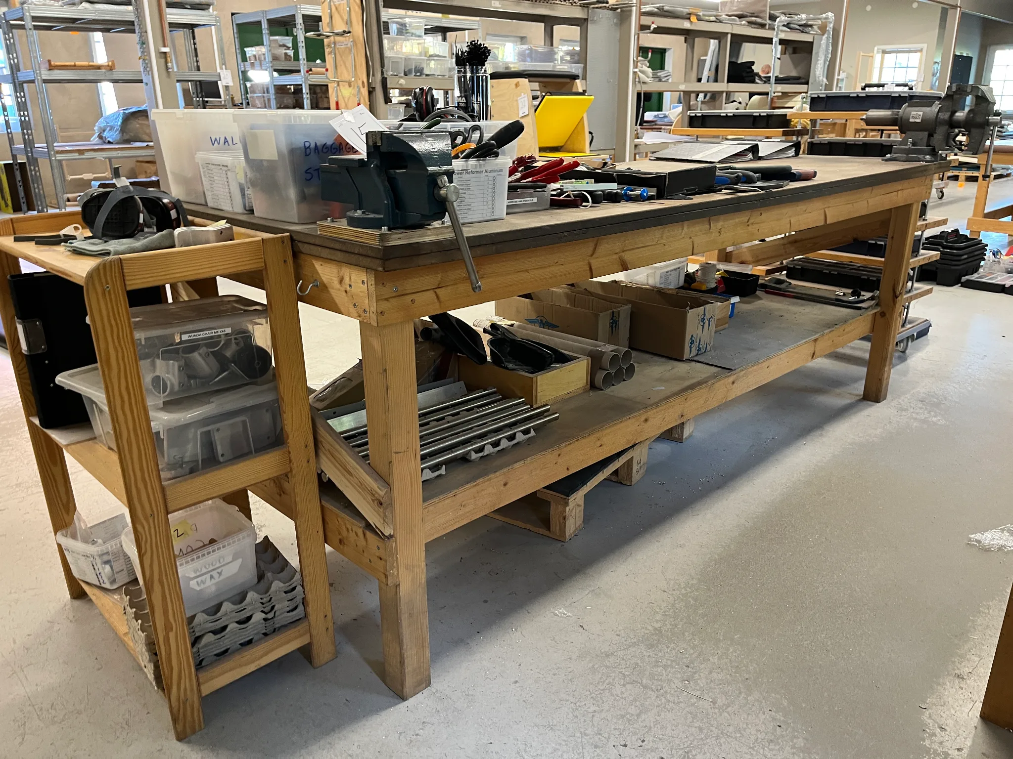 2st arbetsbord varav ett med 2st skruvstäd på auktion i Furulund hos Auctiona