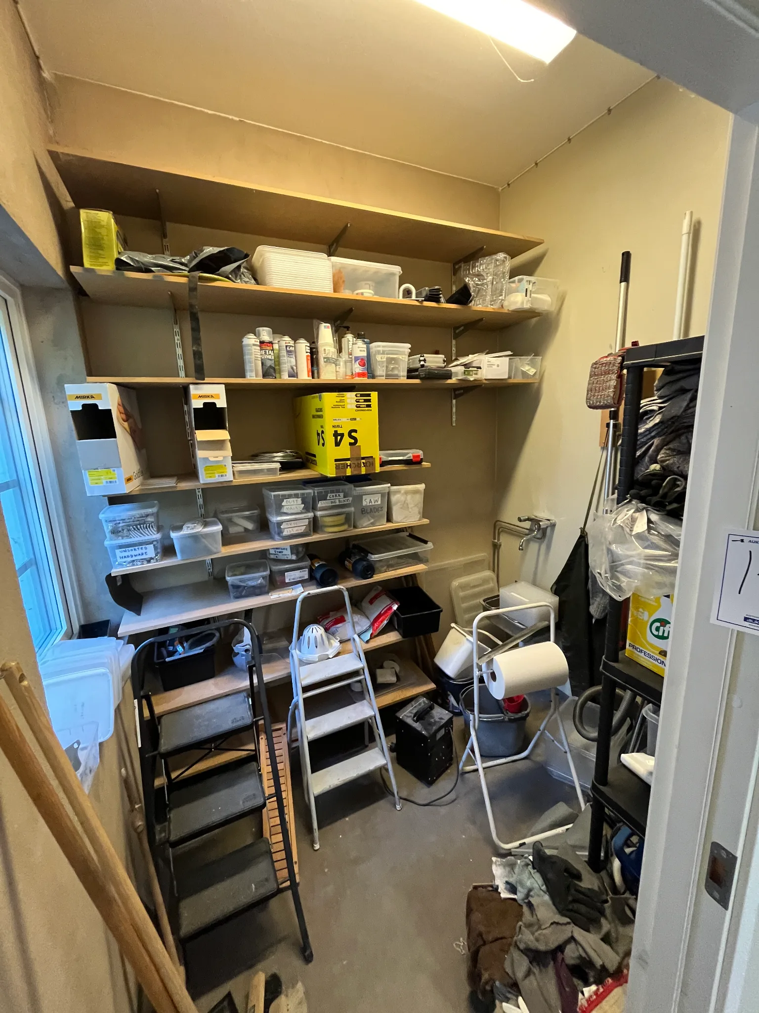 Löst innehåll i rum på auktion i Furulund hos Auctiona