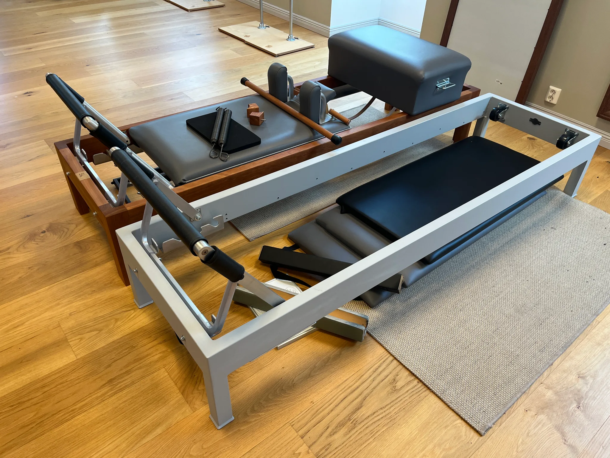 2st pilatesmaskiner Reformer, alu och trä på auktion i Furulund hos Auctiona