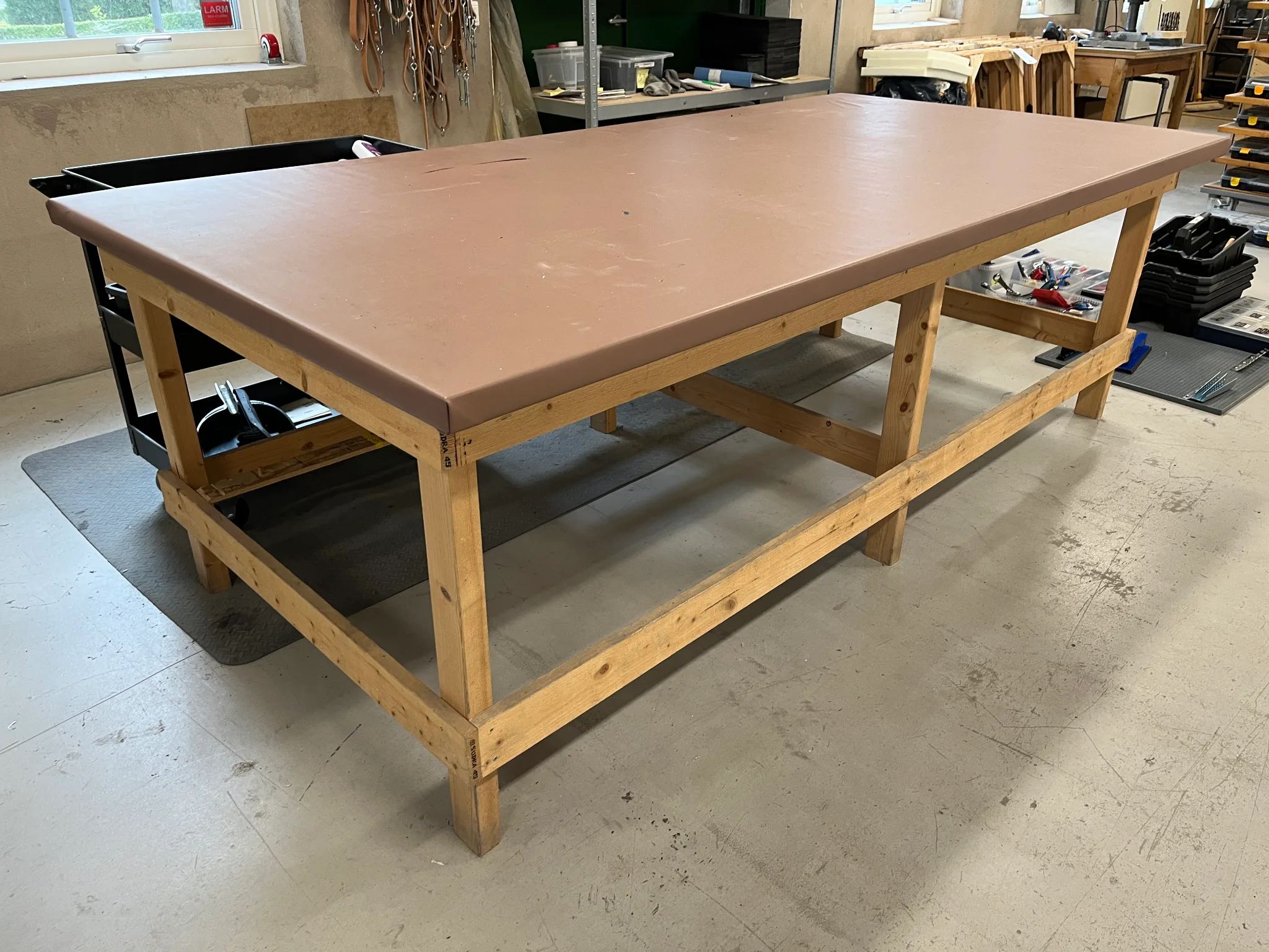 Arbetsbord och rullvagn på auktion i Furulund hos Auctiona