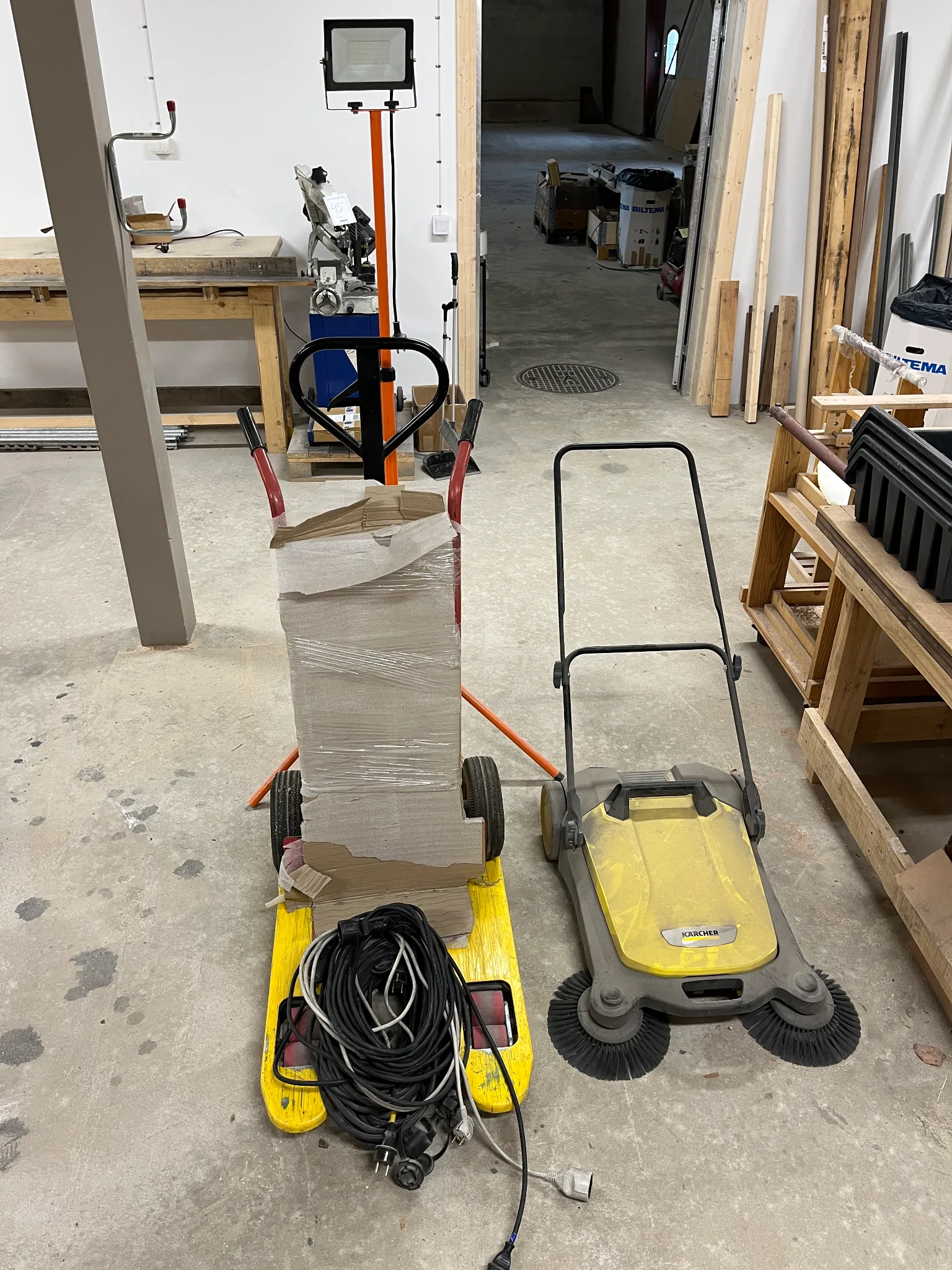 Sopmaskin Kärcher, handtruck, säckkärra mm på auktion i Furulund hos Auctiona