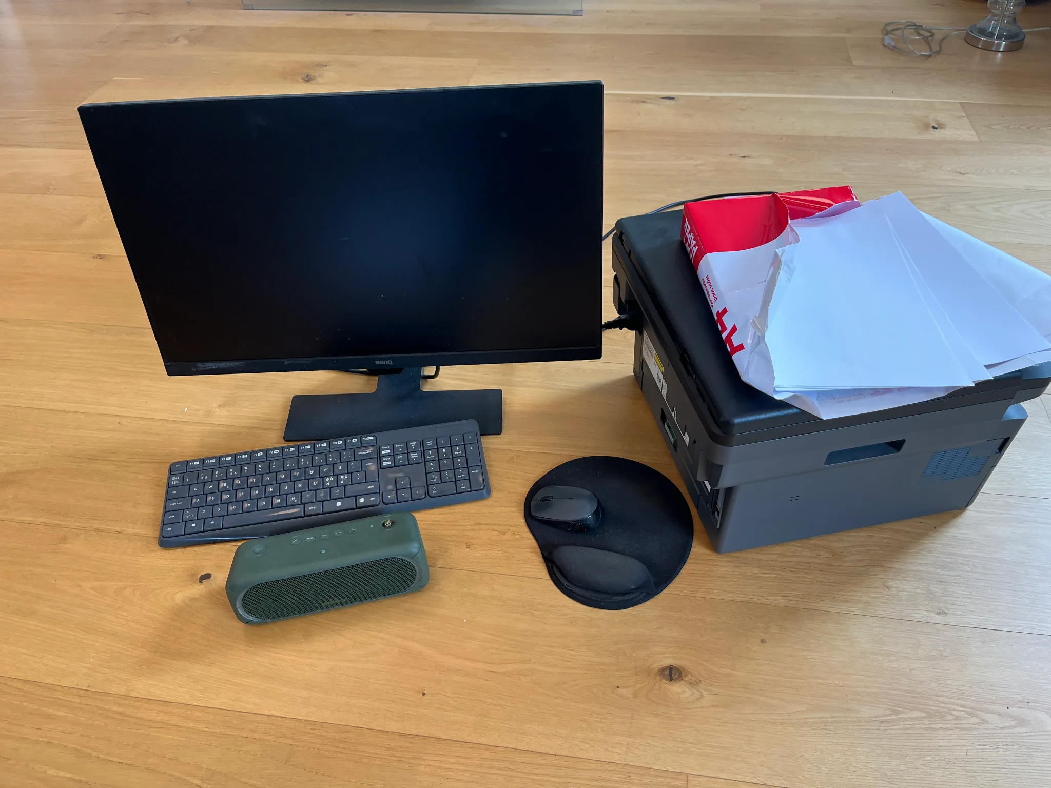 Datorskärm, sony högtalare samt skrivare på auktion i Furulund hos Auctiona