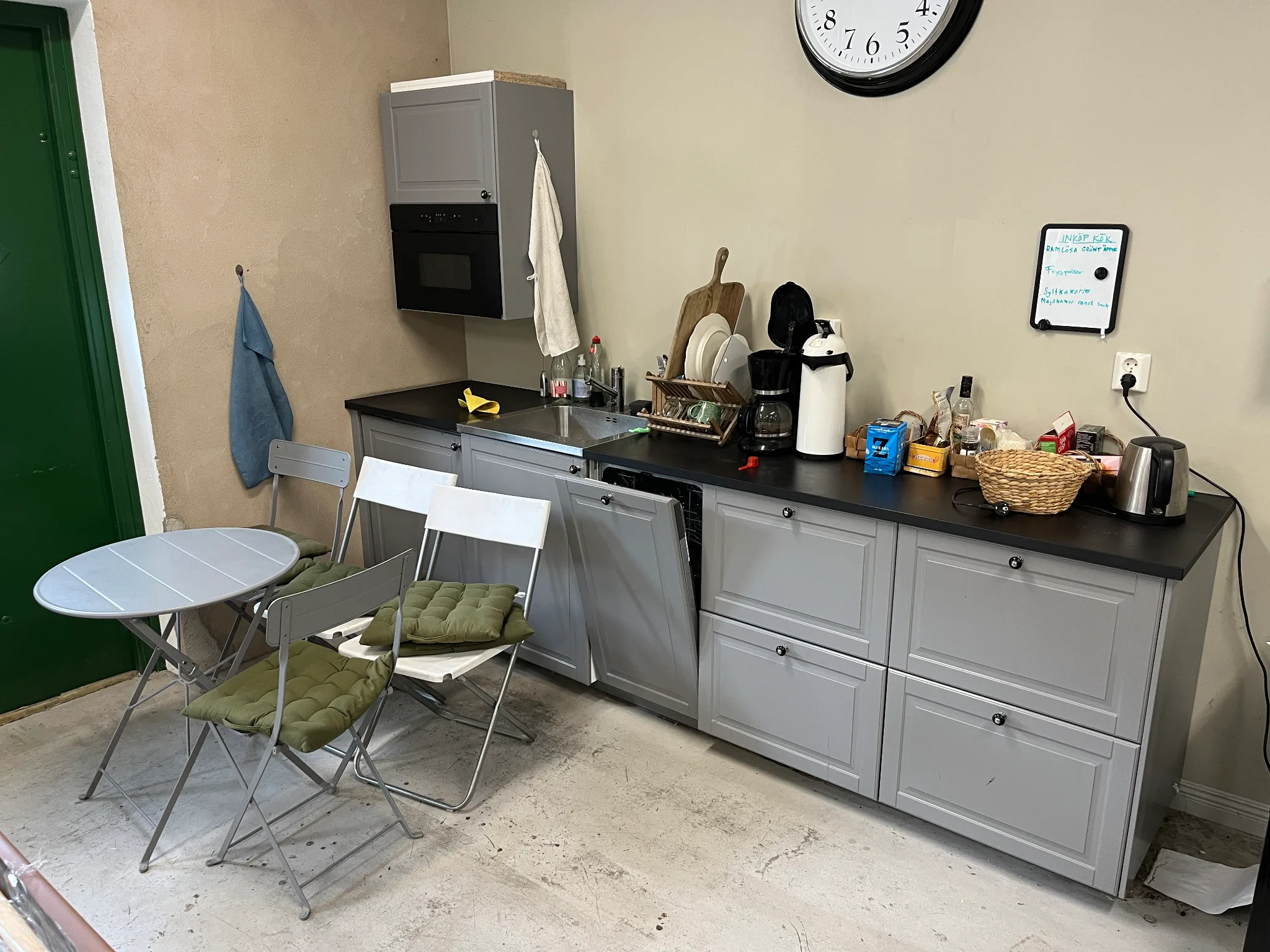 Löst innehåll i kök på auktion i Furulund hos Auctiona