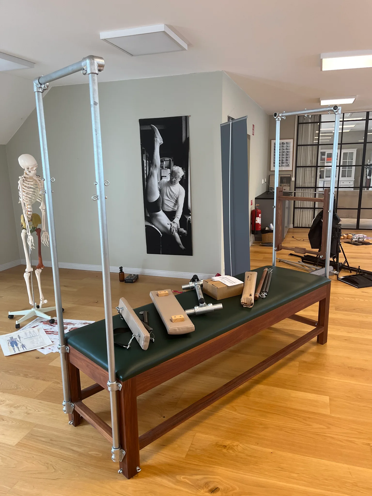 Pilatesmaskin Cadillac, valnöt, saknas 2 stänger på auktion i Furulund hos Auctiona