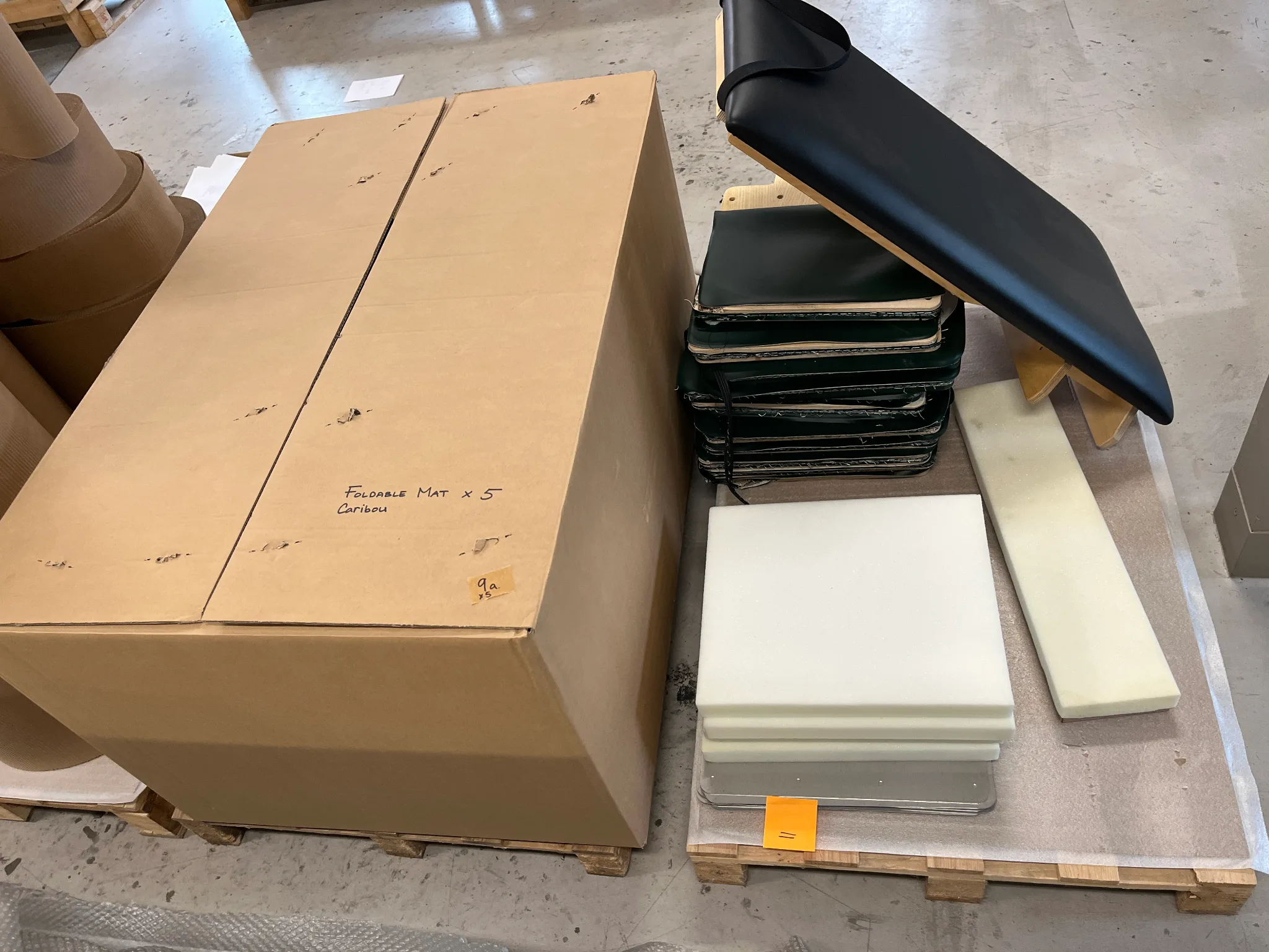 2st pall med dynor till pilates/pilatesmaskiner på auktion i Furulund hos Auctiona