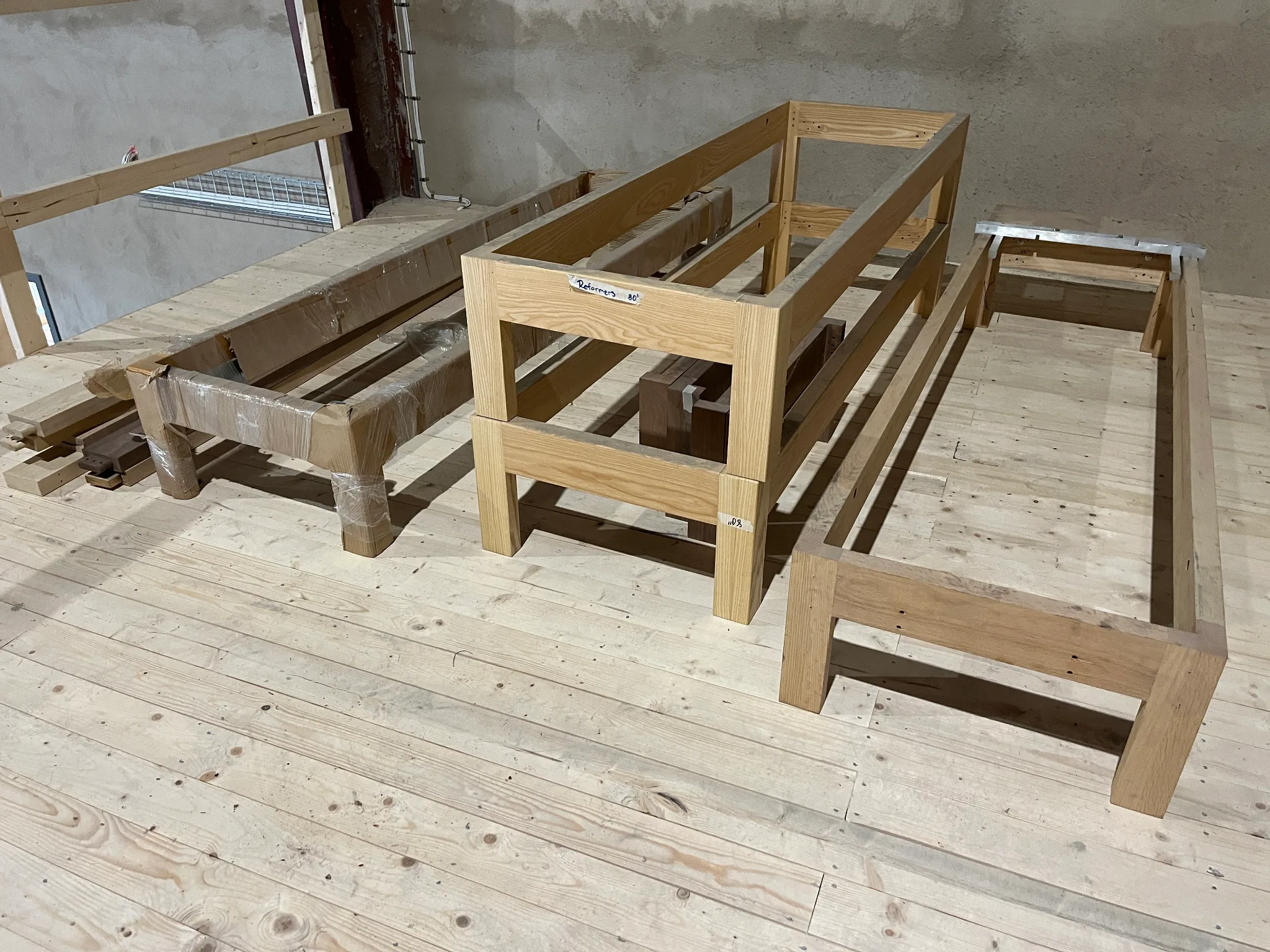 4st pilatesunderrede i trä, står 1 trappa upp på auktion i Furulund hos Auctiona