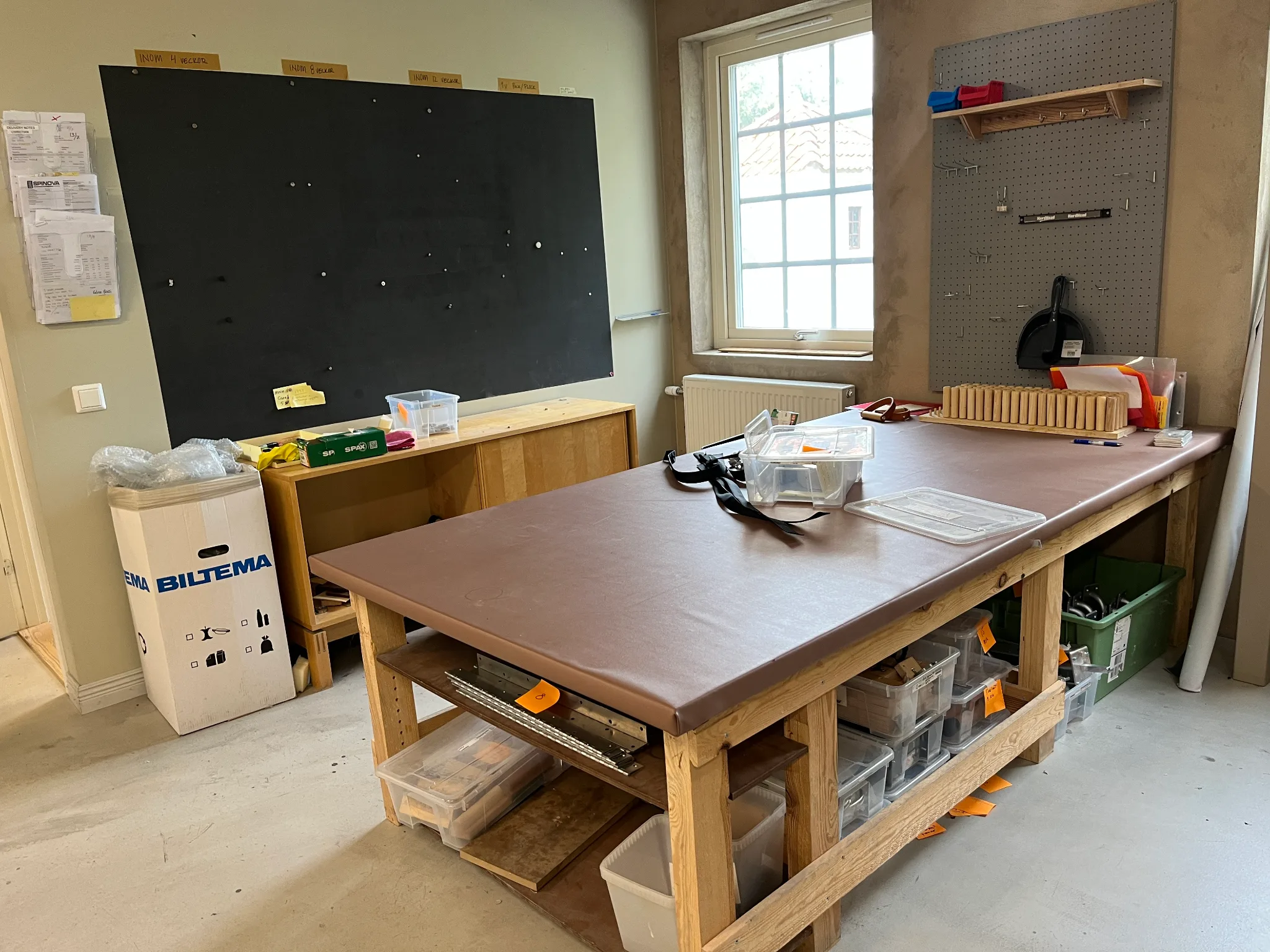 Klätt arbetsbord samt reservdelar till pilatesmaskiner mm på auktion i Furulund hos Auctiona