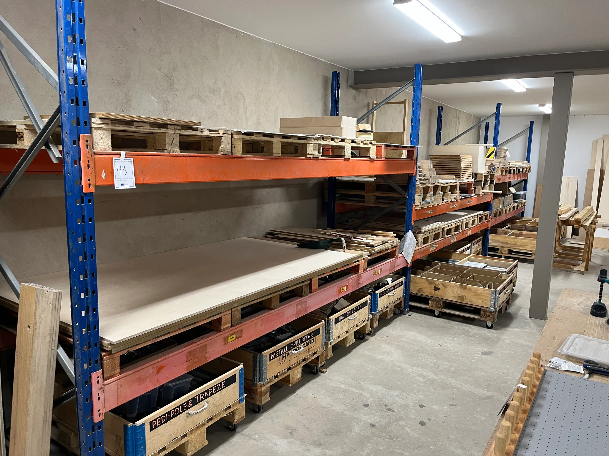 2st lagerhyllor och 3st sektioner pallställ, OBS ej innehåll på auktion i Furulund hos Auctiona