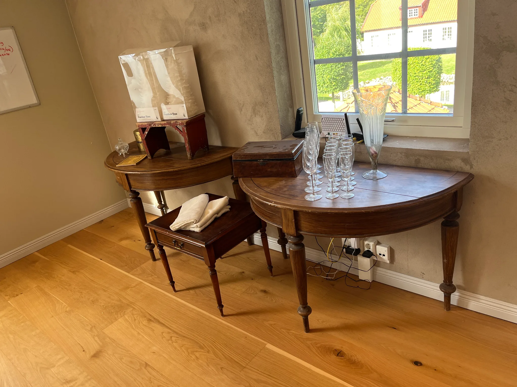 2st halvbord, glas, trälåda mm på auktion i Furulund hos Auctiona
