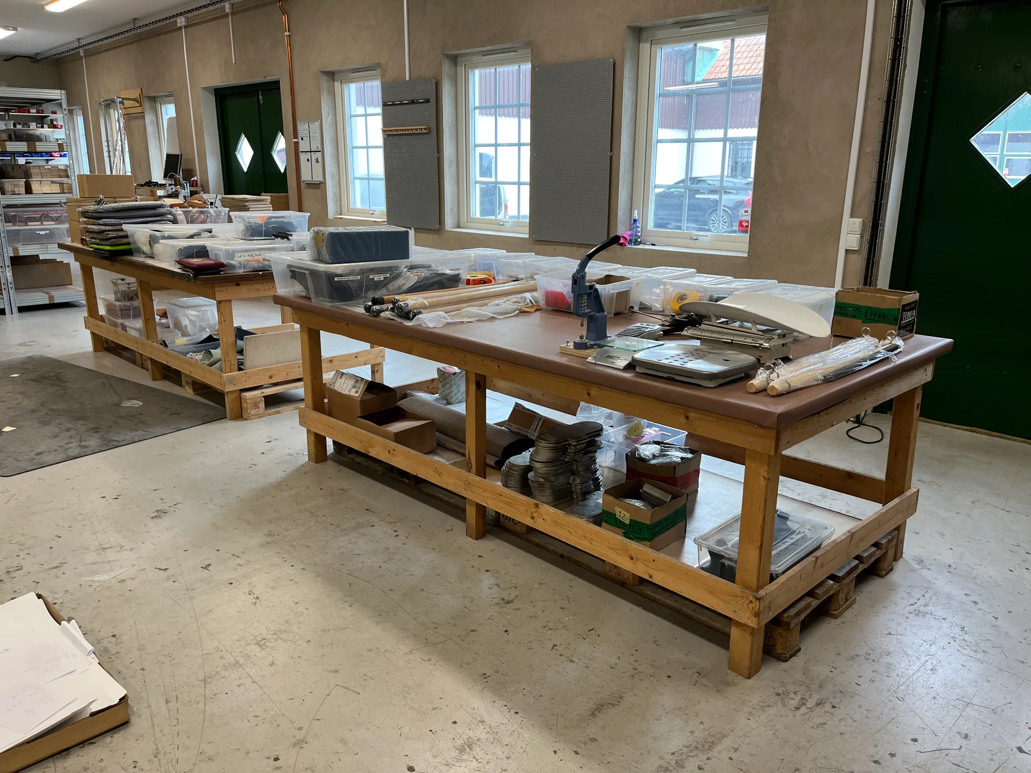 2st arbetsbord med innehåll på auktion i Furulund hos Auctiona