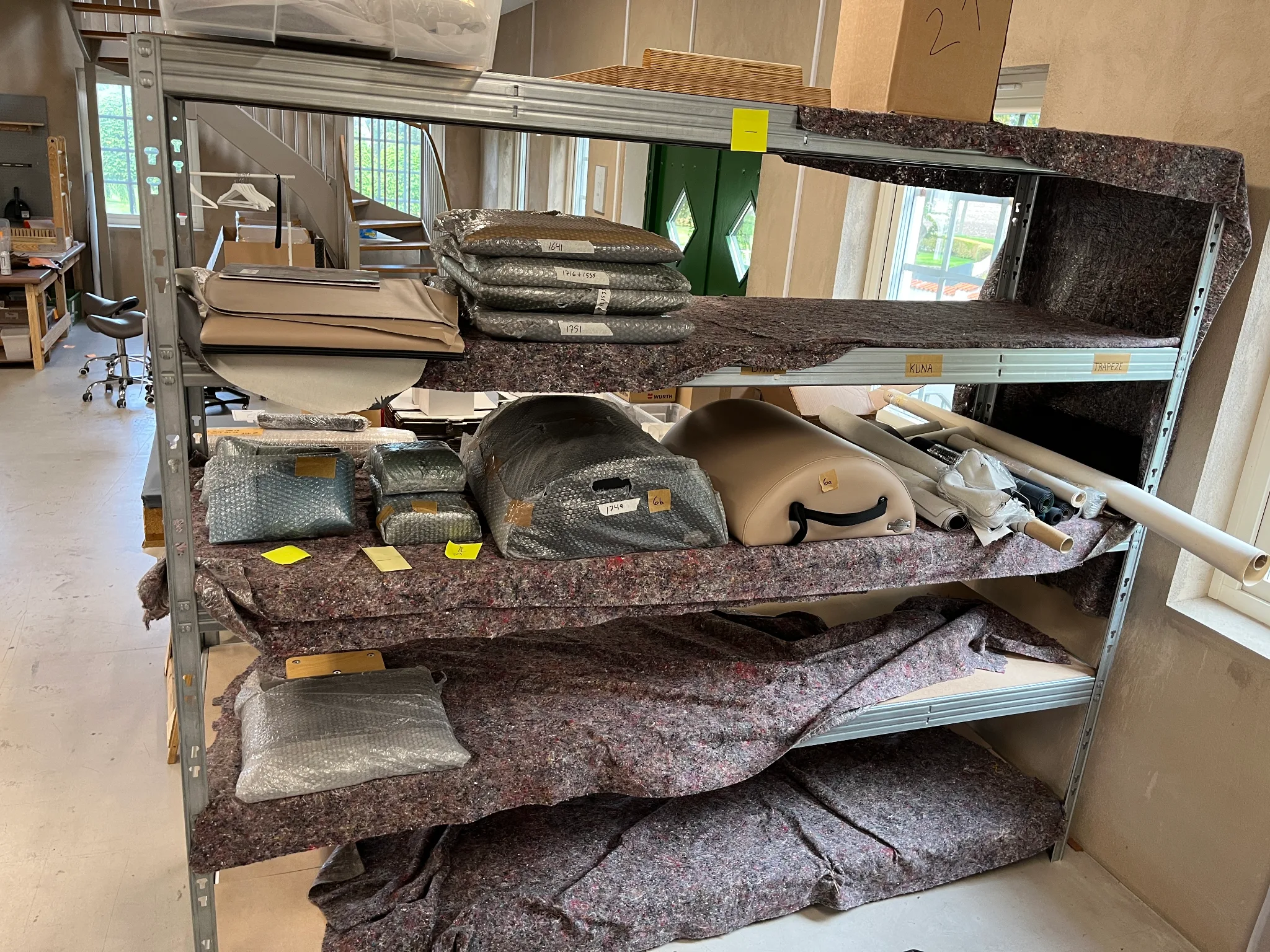 Lagerhylla med innehåll, dynor till pilatesmaskiner på auktion i Furulund hos Auctiona