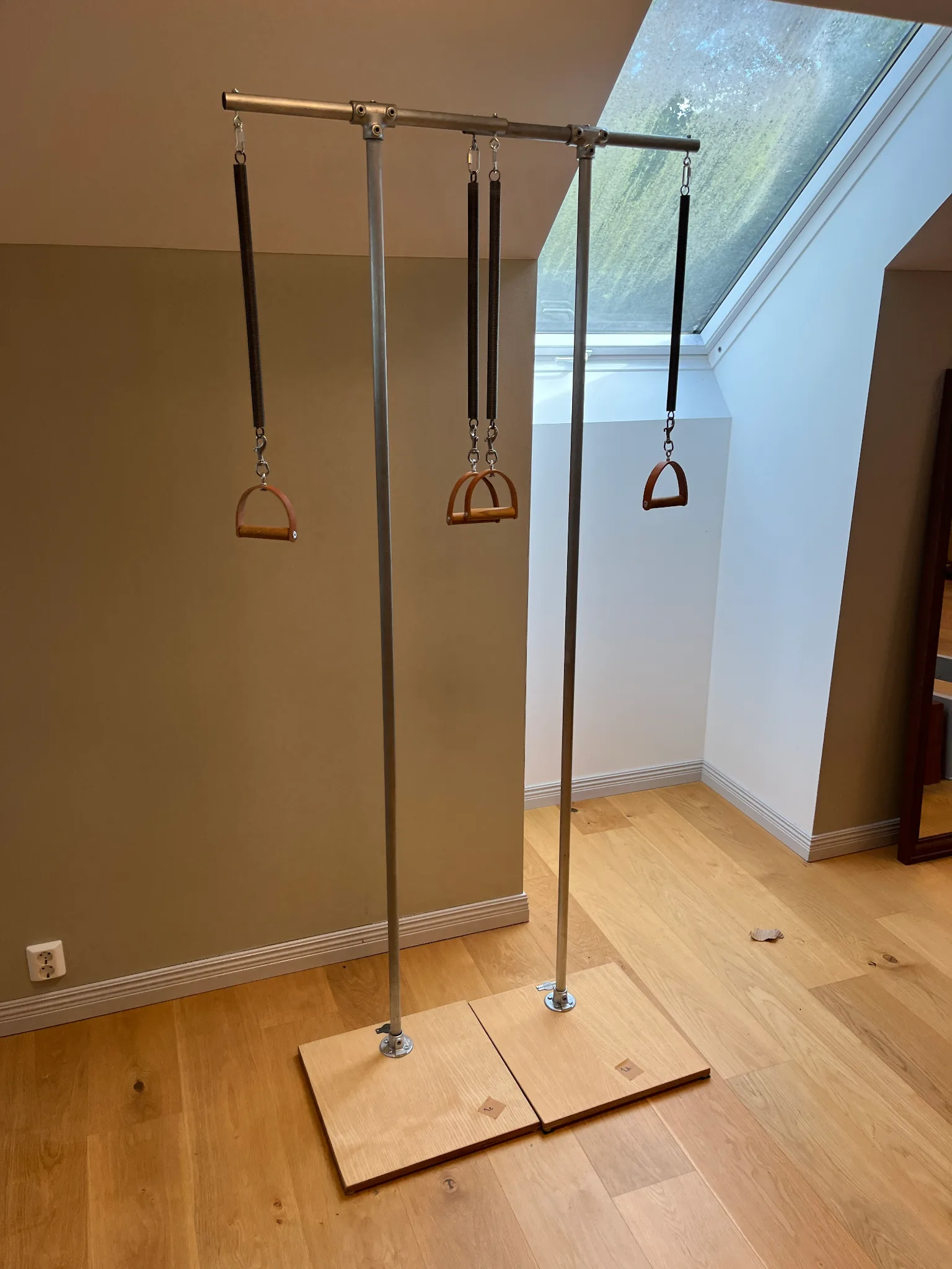 2st Pedi poles, pilatesmaskiner på auktion i Furulund hos Auctiona