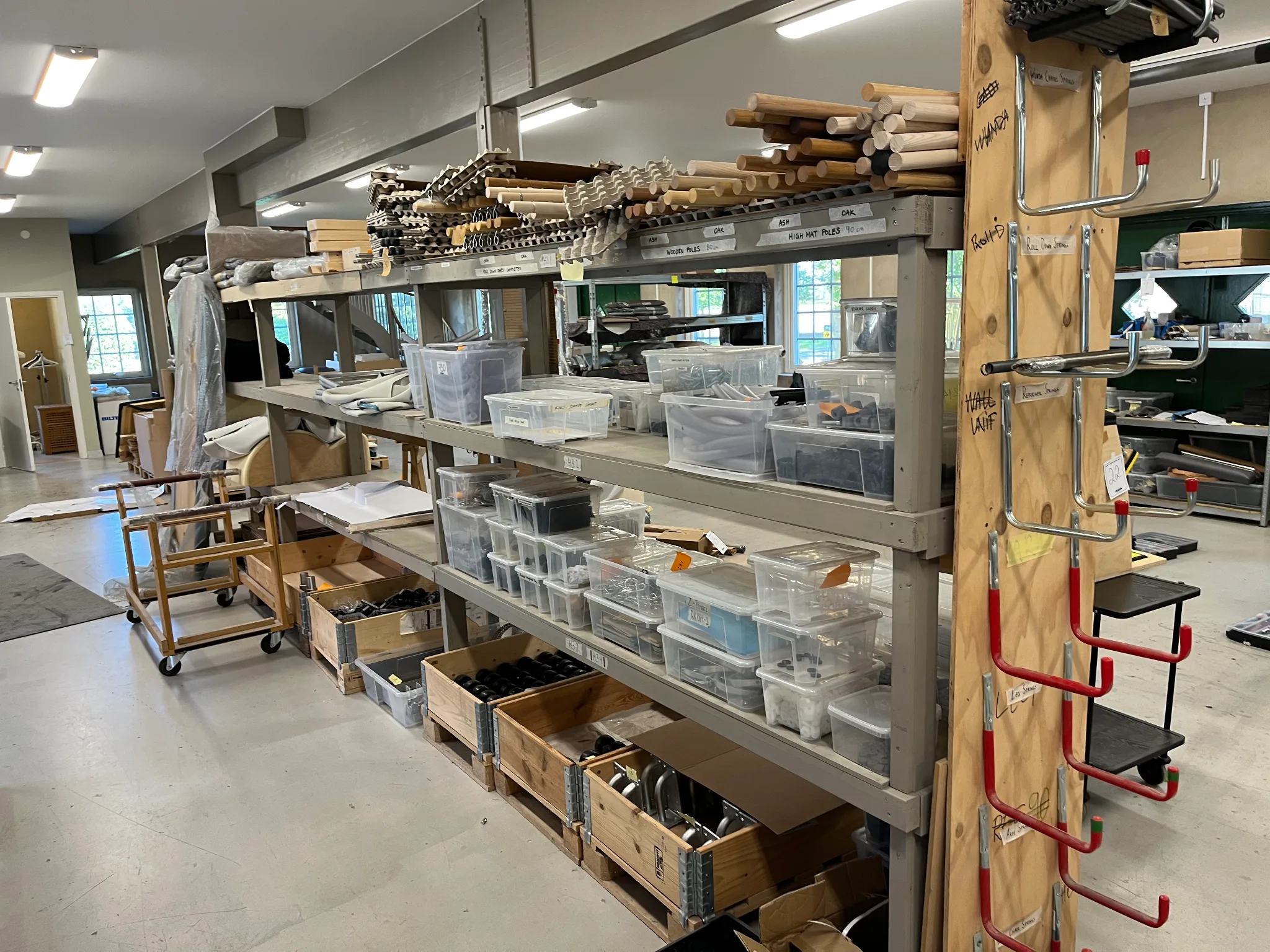 Lagerhylla i trä ca 8m med innehåll på auktion i Furulund hos Auctiona