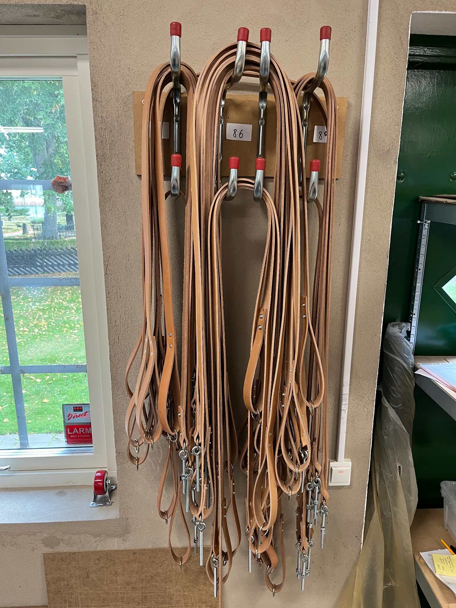 Diverse läderremmar på auktion i Furulund hos Auctiona