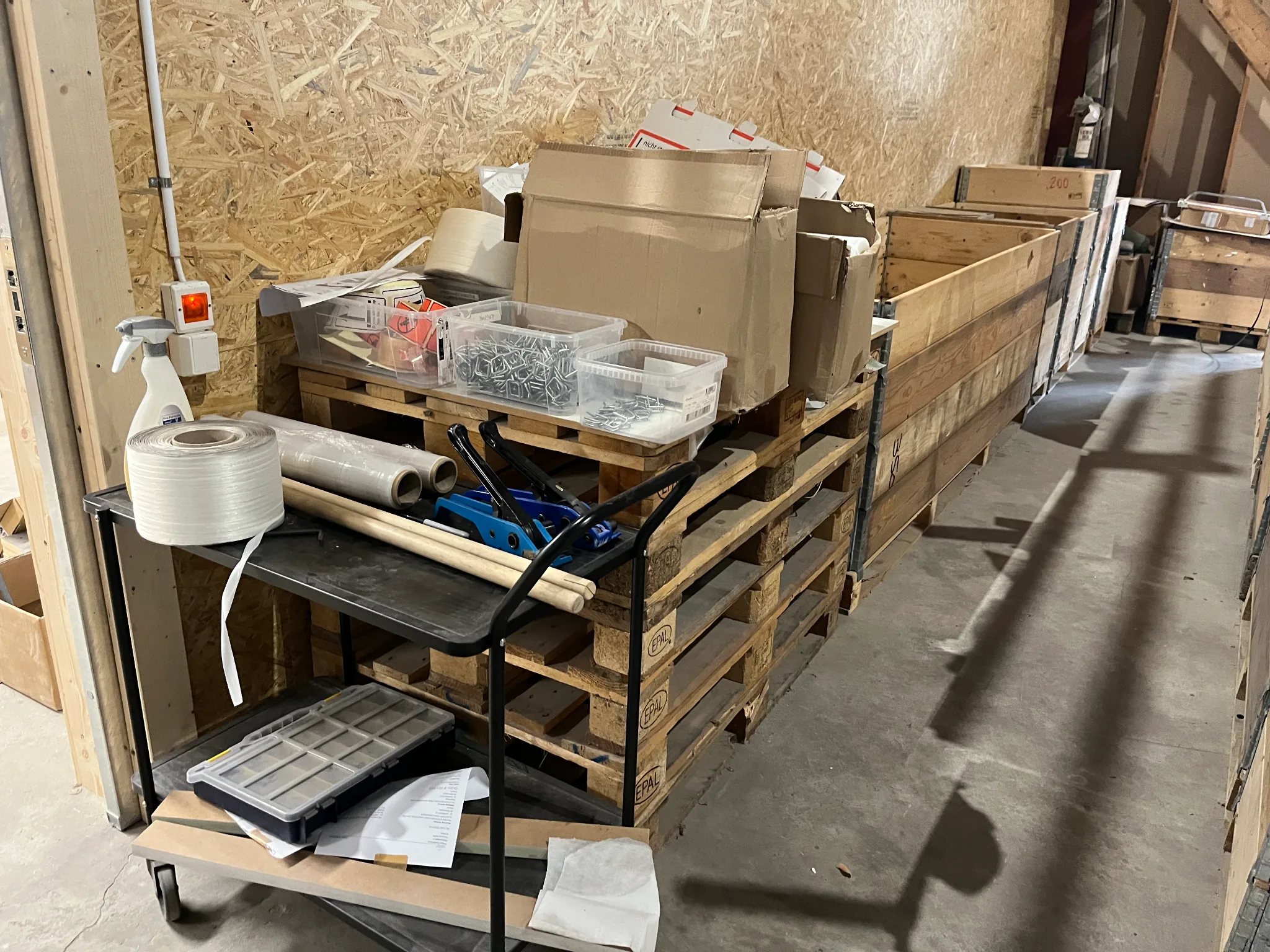 Packmaterial samt rullvagn på auktion i Furulund hos Auctiona