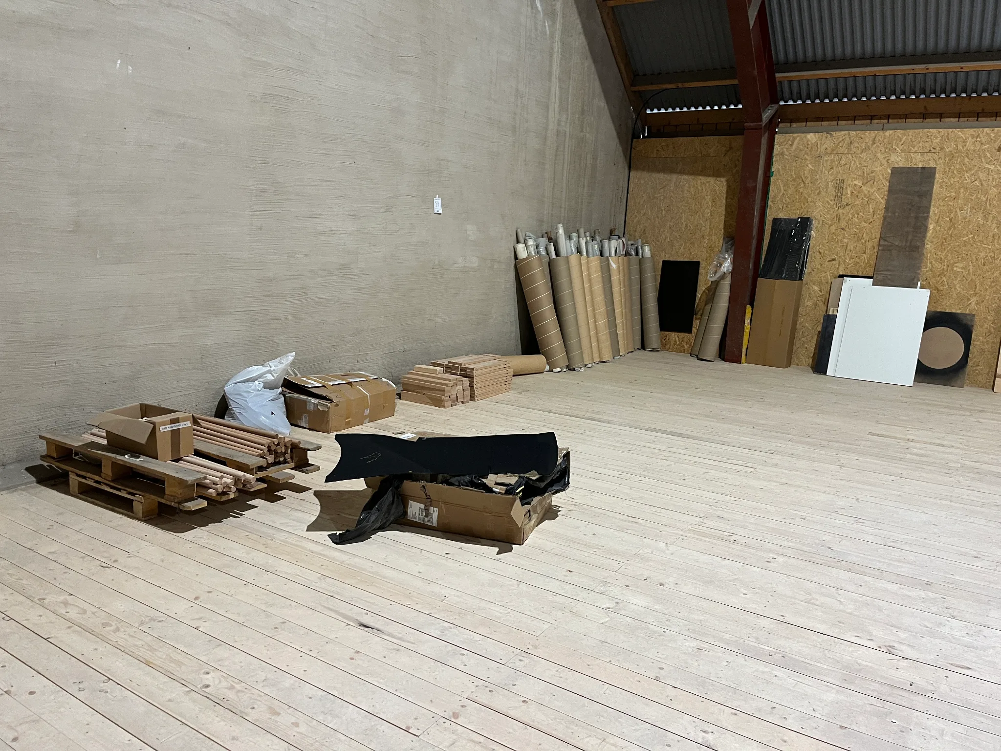 Stor mängd veganläder på rulle mm, står 1 trappa upp på auktion i Furulund hos Auctiona