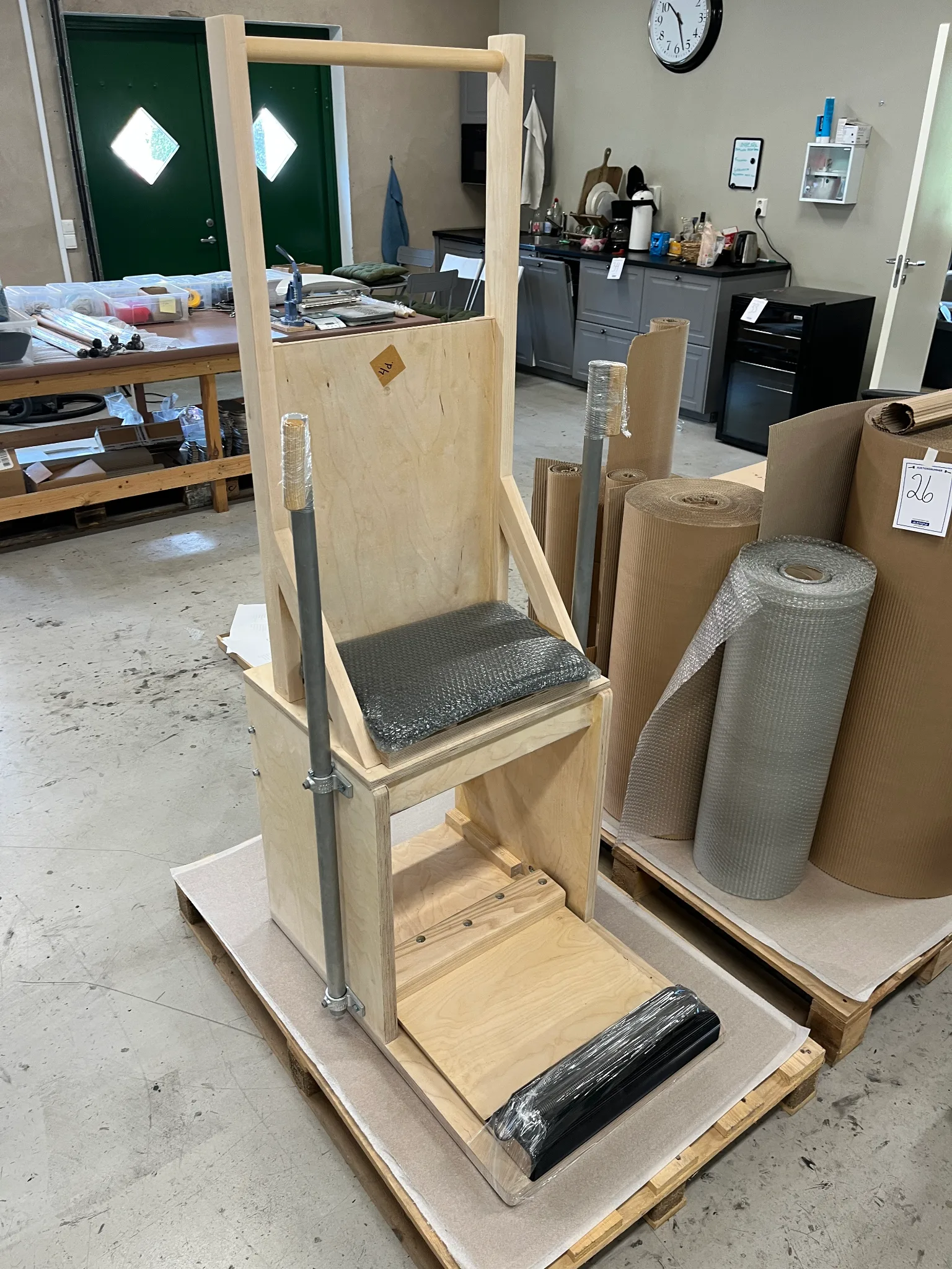Pilatesmaskin High Chair, Plywood på auktion i Furulund hos Auctiona
