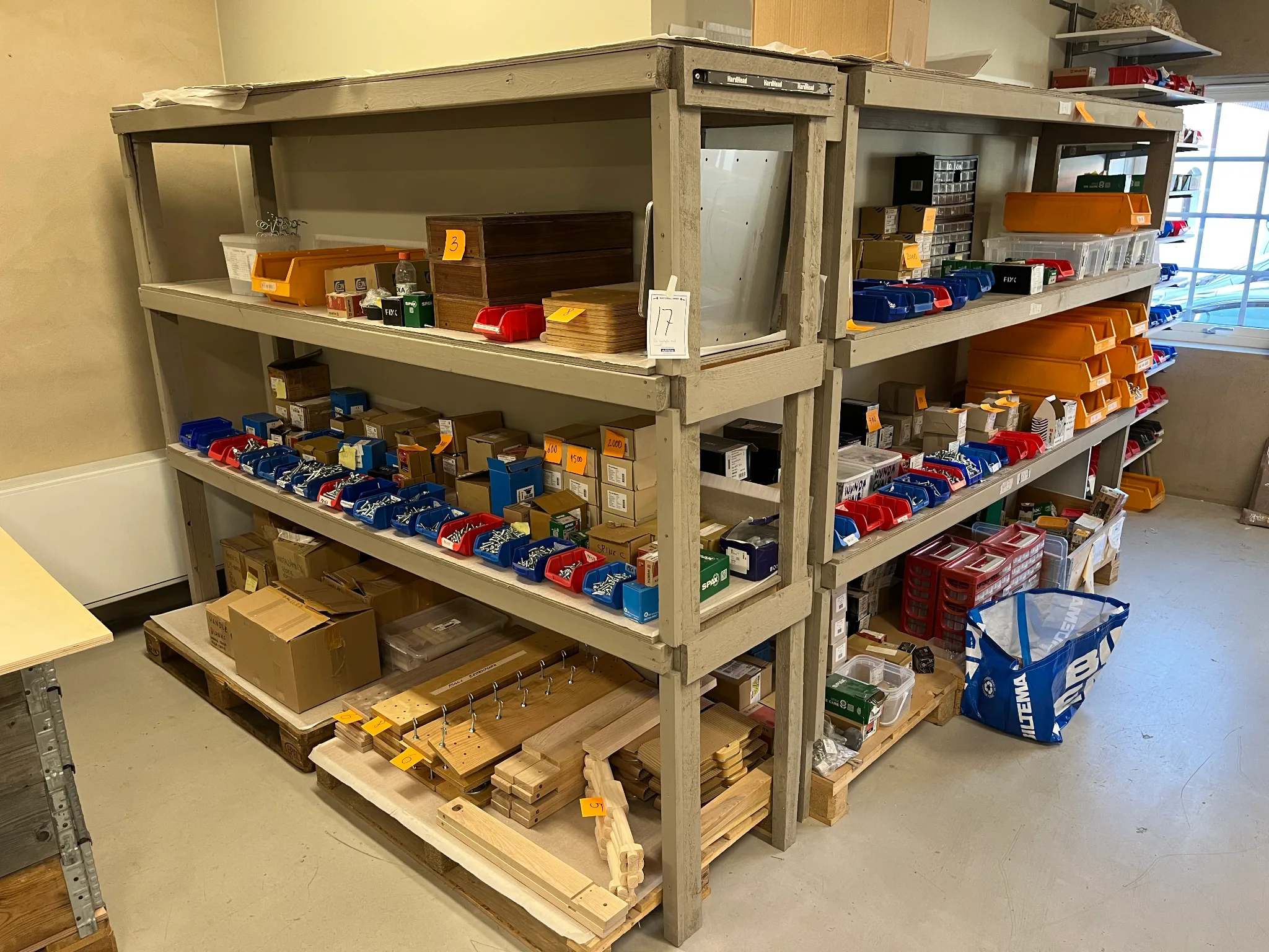2st lagerhyllor med innehåll på auktion i Furulund hos Auctiona