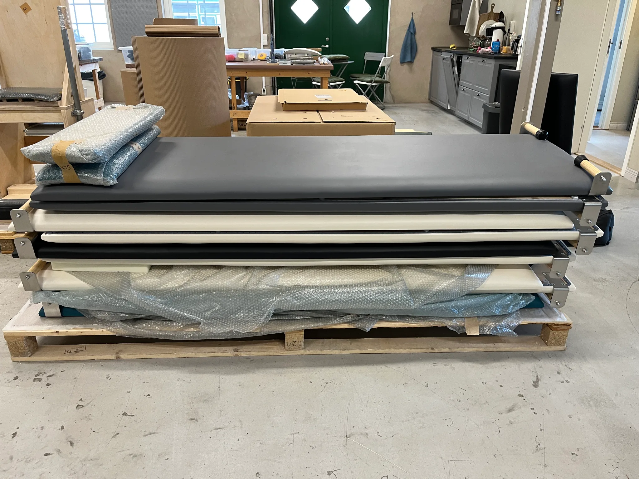 9st Low Mat Ask, pilates på auktion i Furulund hos Auctiona