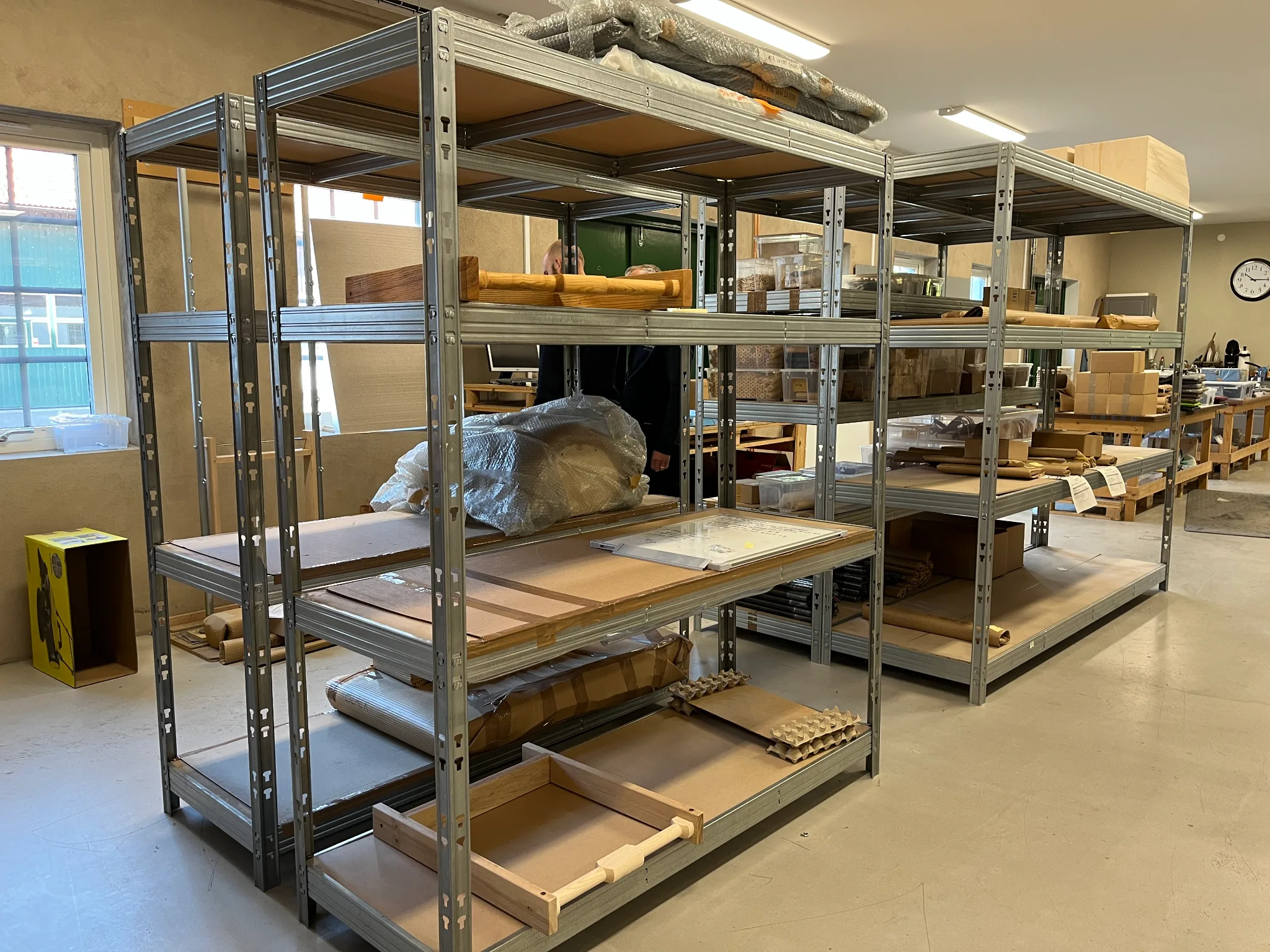 4st lagerhyllor med innehåll på auktion i Furulund hos Auctiona