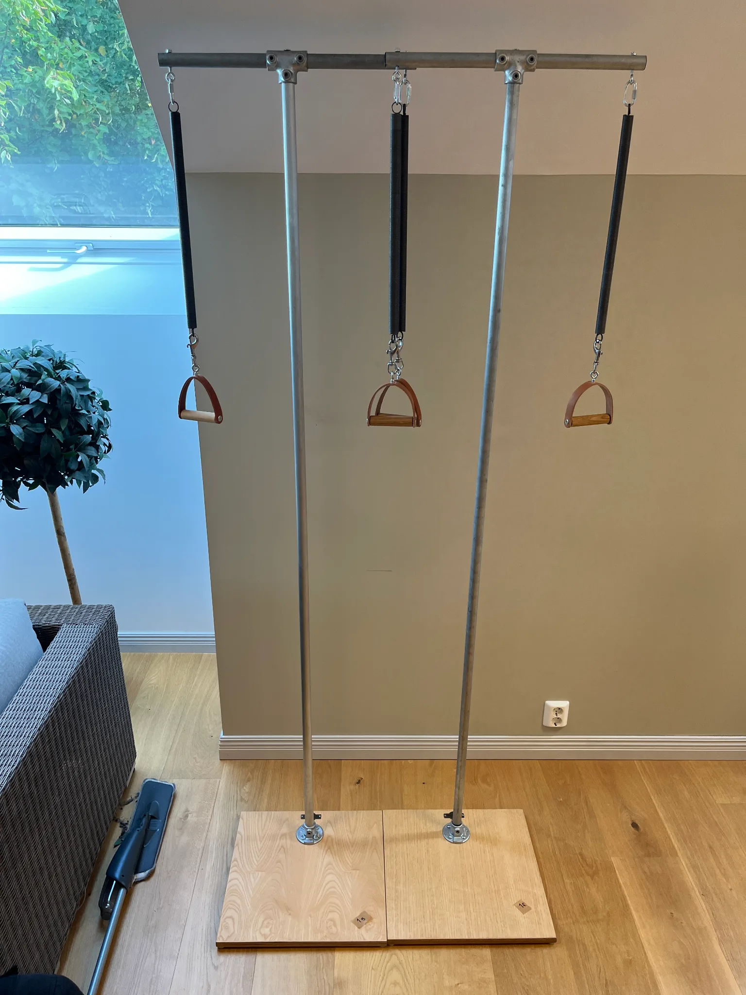 2st Pedi poles, pilatesmaskiner på auktion i Furulund hos Auctiona