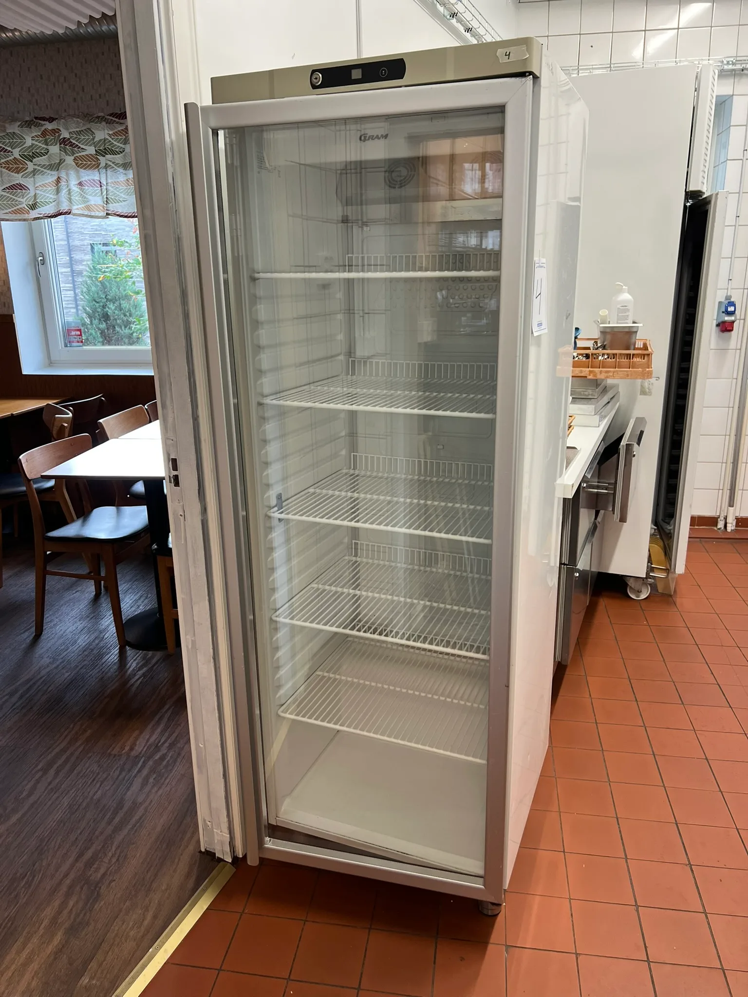 Kyl med glasdörr på auktion i Skövde hos Auctiona