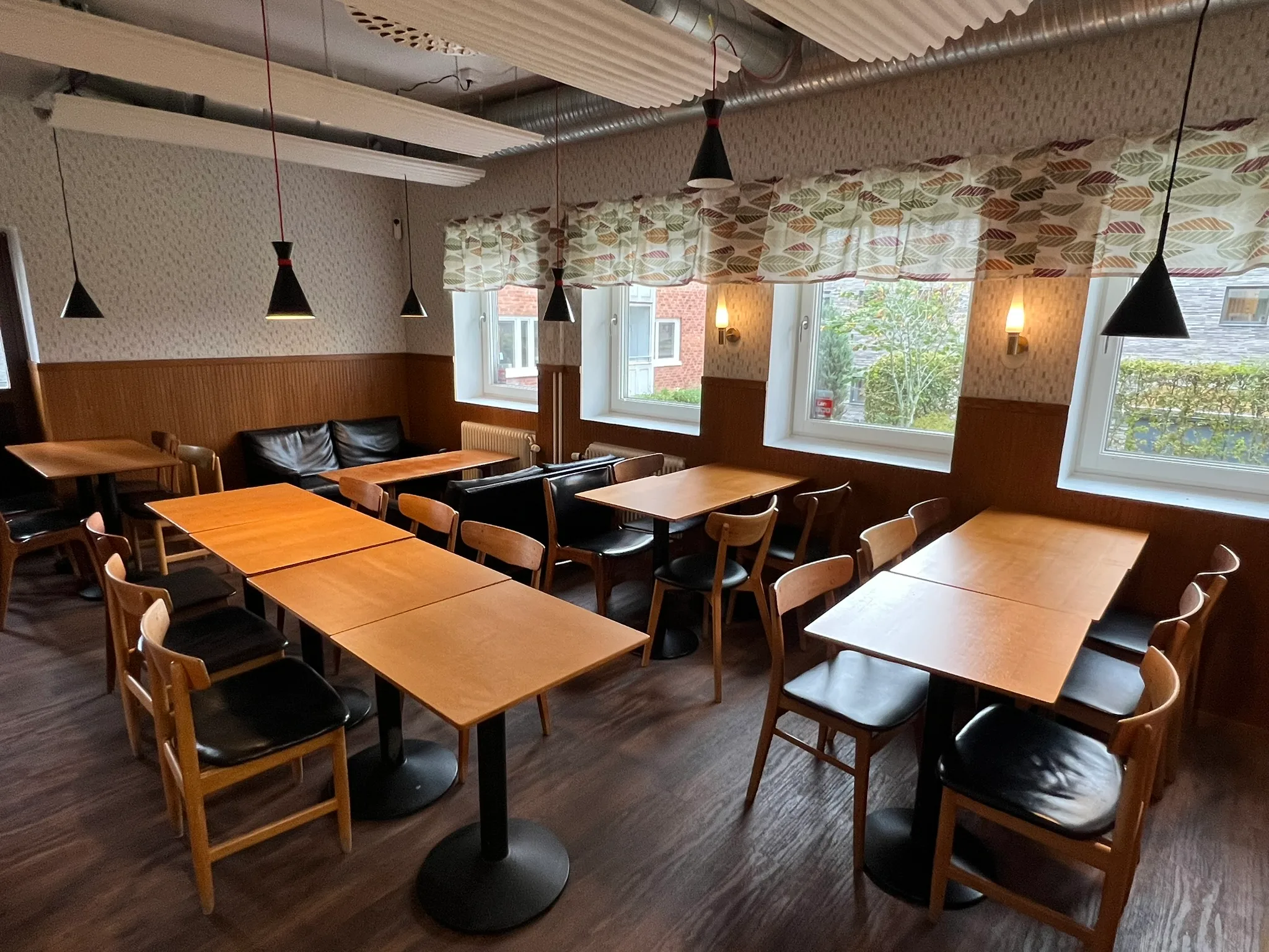 Cafémöbler på auktion i Skövde hos Auctiona