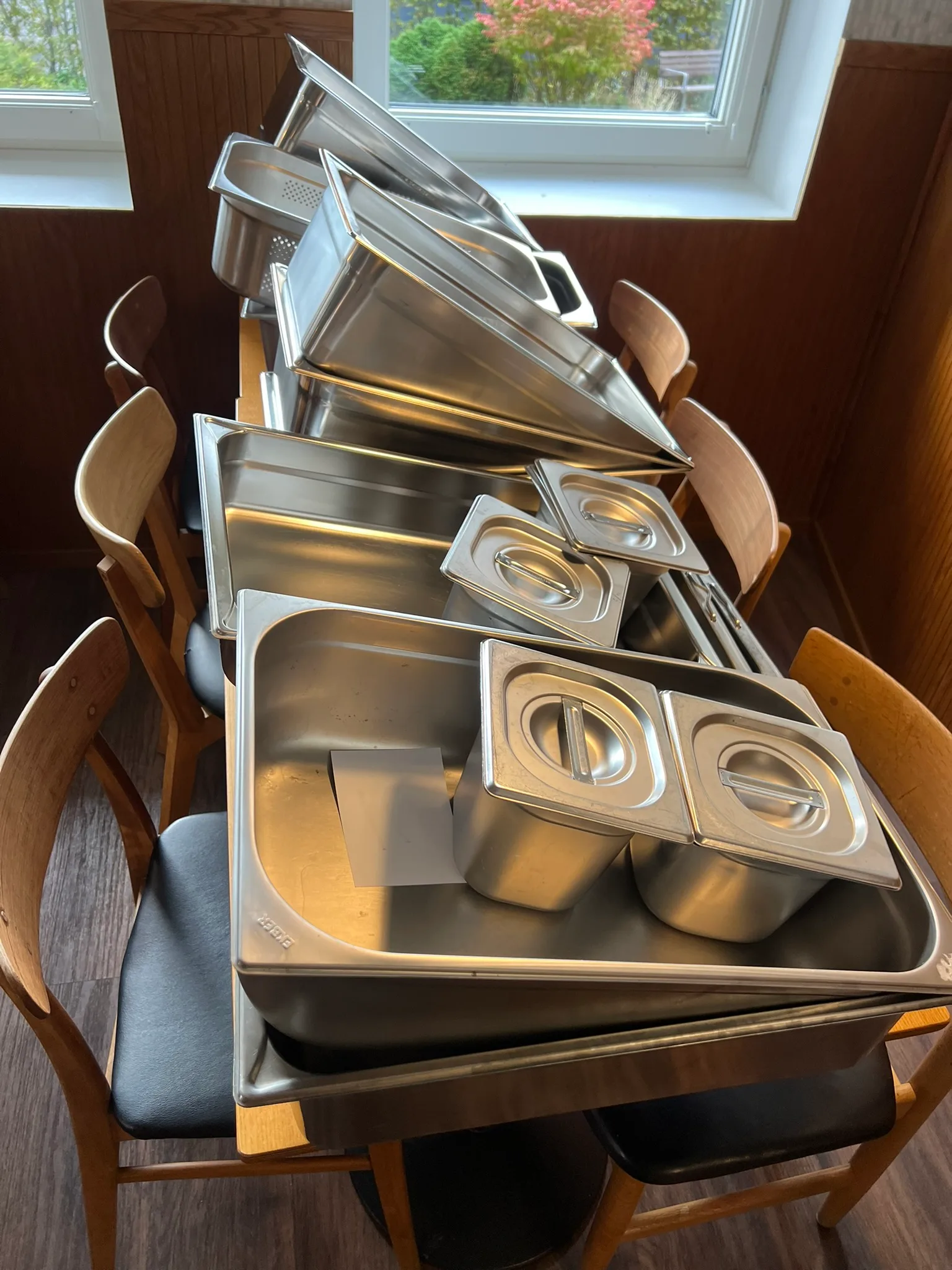 Rostfria kantiner på auktion i Skövde hos Auctiona