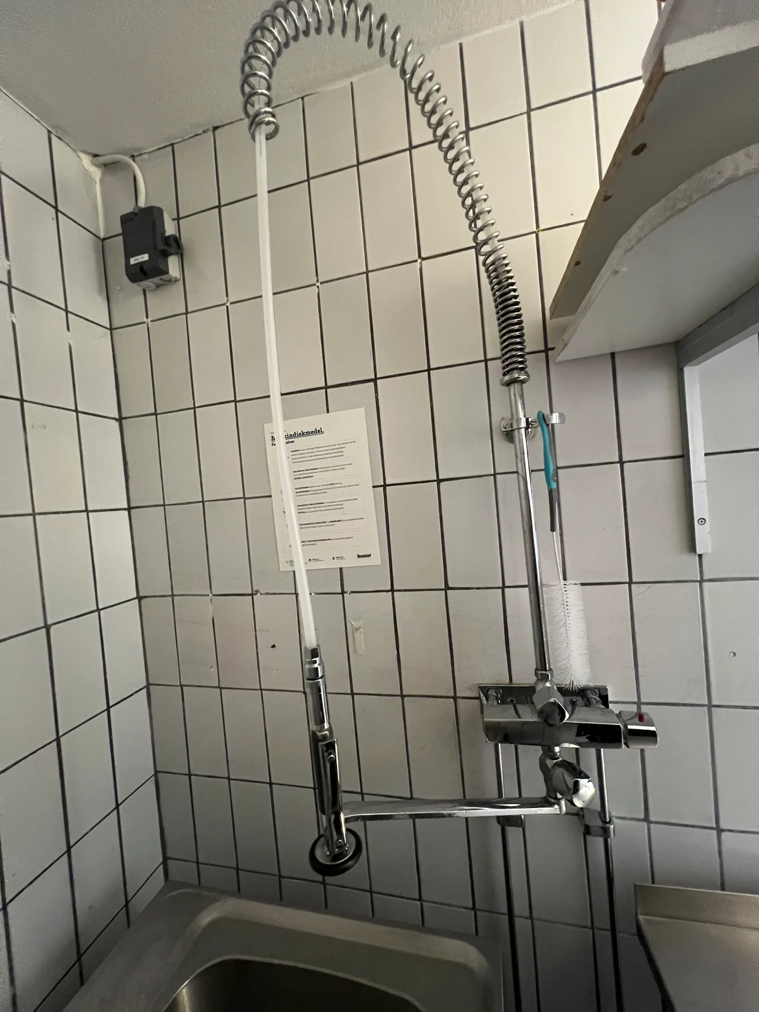Blandare med handdusch på auktion i Skövde hos Auctiona