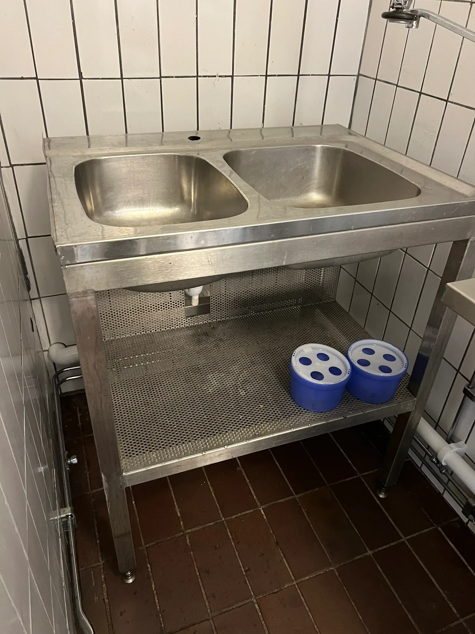 Rostfri bänk på auktion i Skövde hos Auctiona