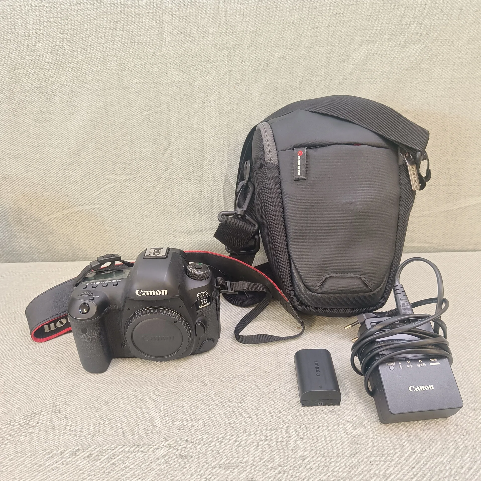 Digital systemkamera - Canon EOS 5D på auktion i Lomma hos Auctiona