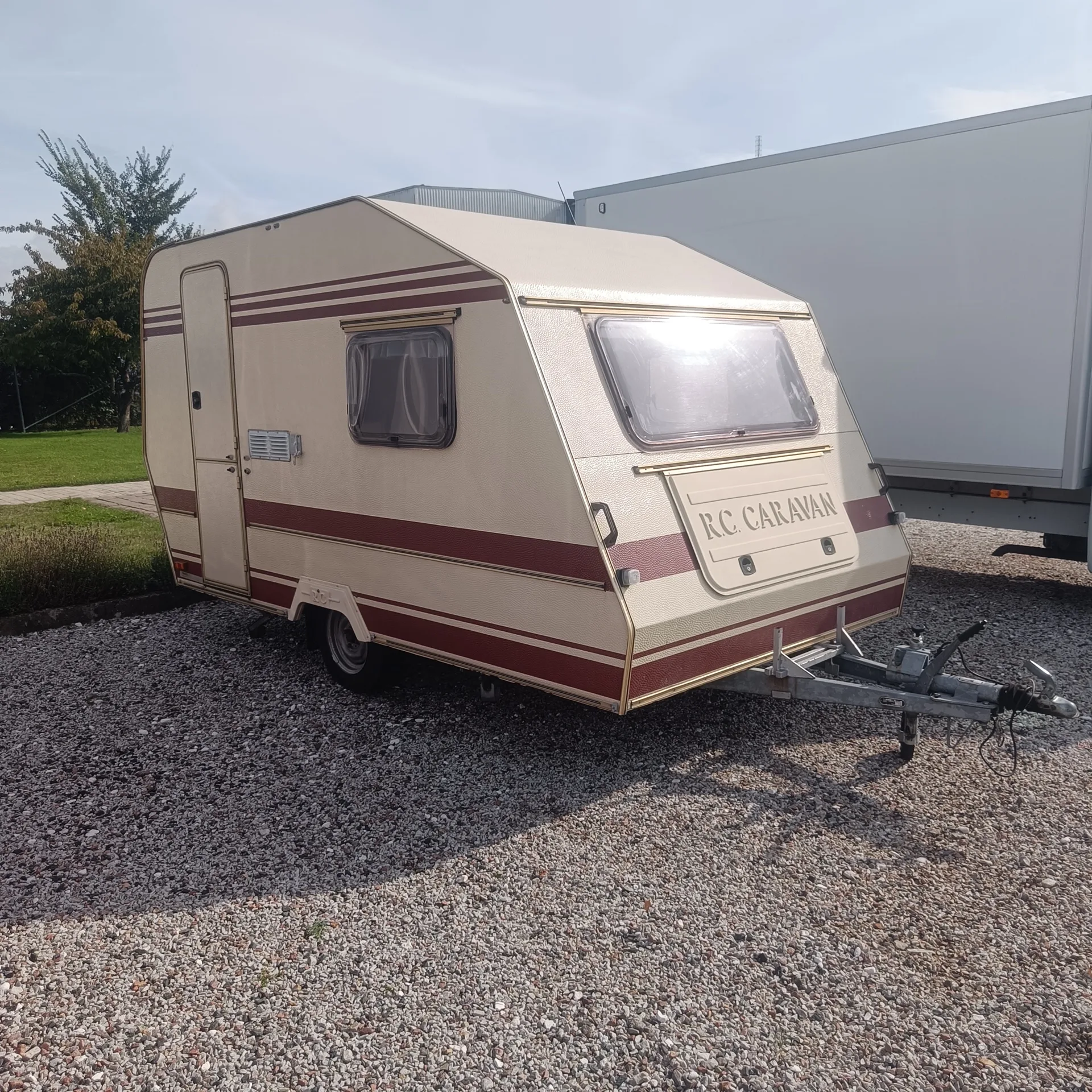 Retro husvagn RC Caravans 360T-1987 på auktion i Lomma hos Auctiona