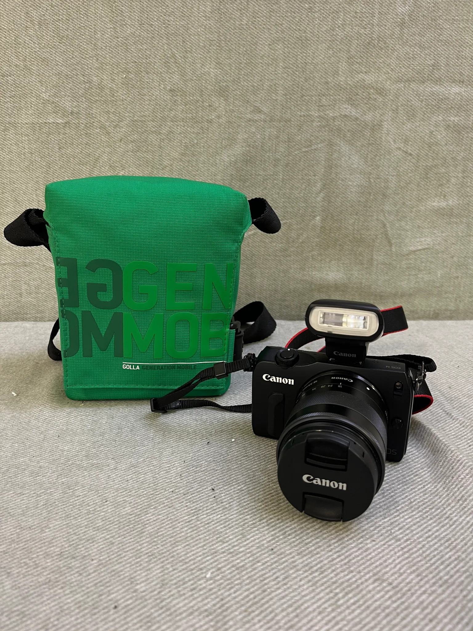 Spegellös systemkamera - Canon EOS M på auktion i Lomma hos Auctiona