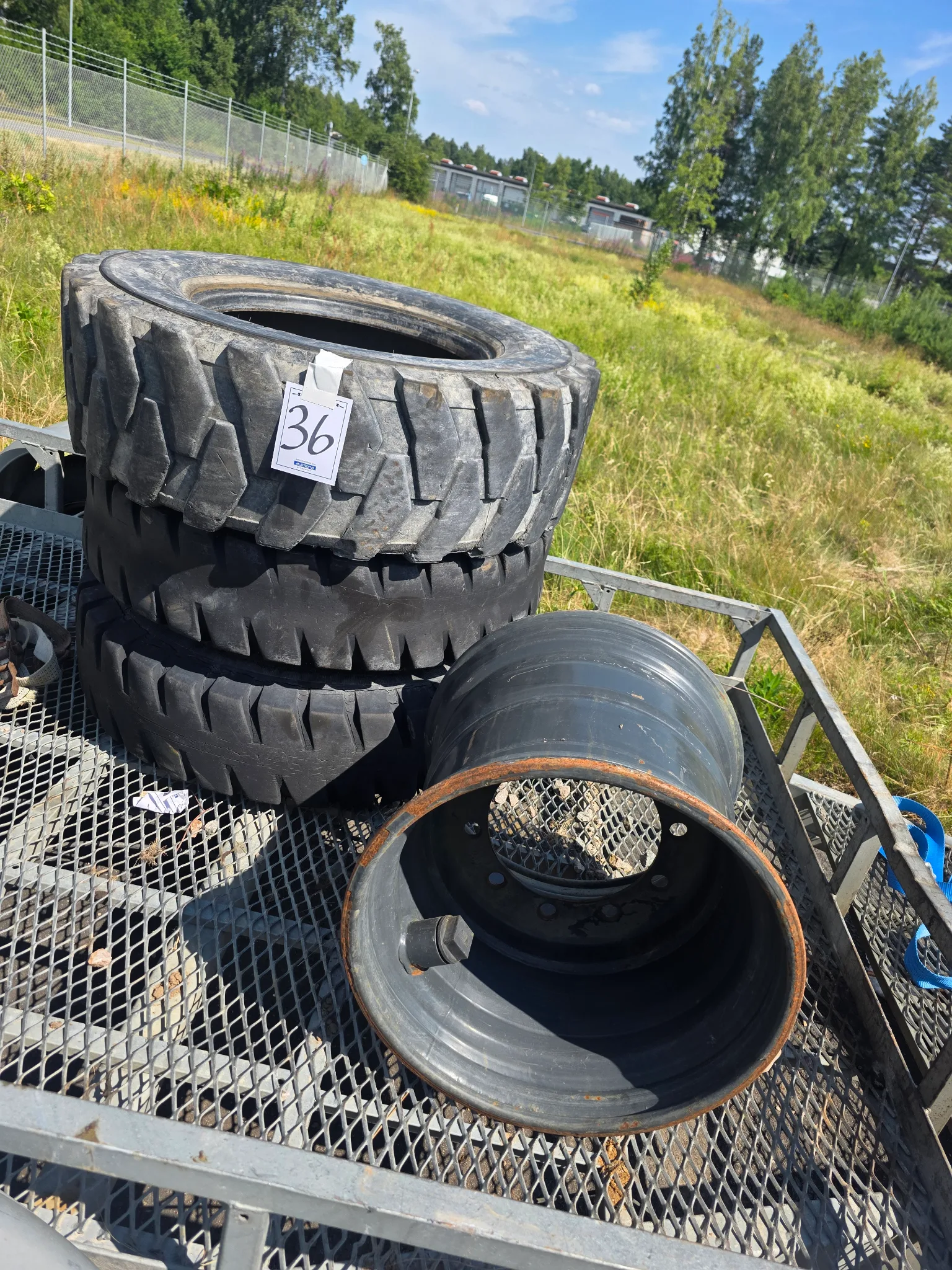 1 st löst däck & 1 st dubbelmontage med fälg