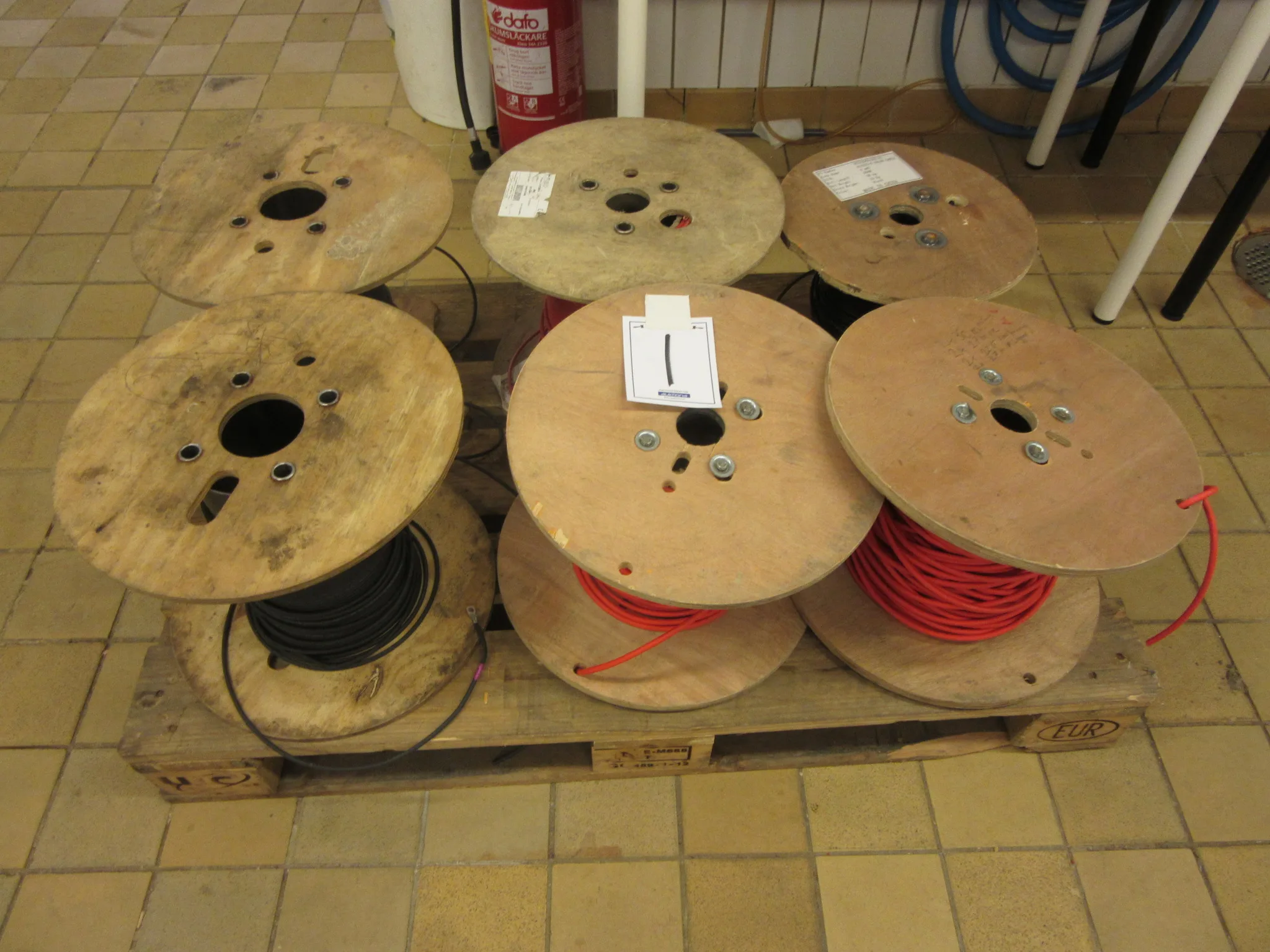 Kabel till solcellsanläggning mm på auktion i Nässjö hos Auctiona