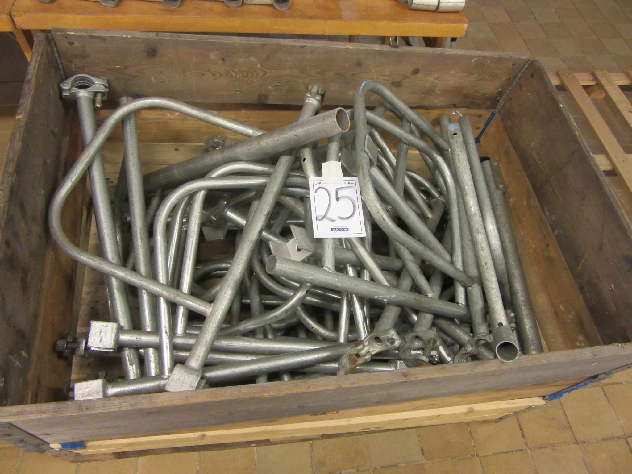 Diverse ställningsdelar på auktion i Nässjö hos Auctiona
