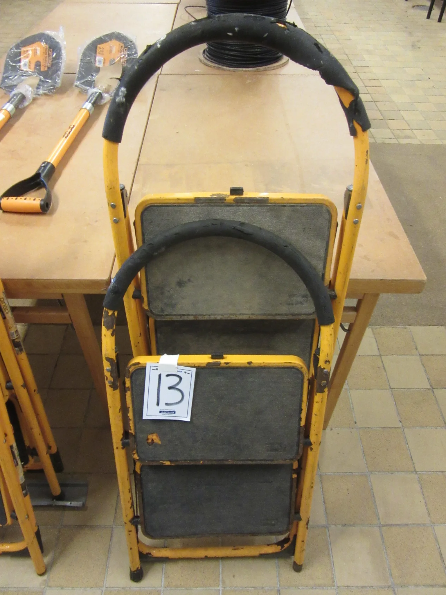 2 st vikstegar på auktion i Nässjö hos Auctiona
